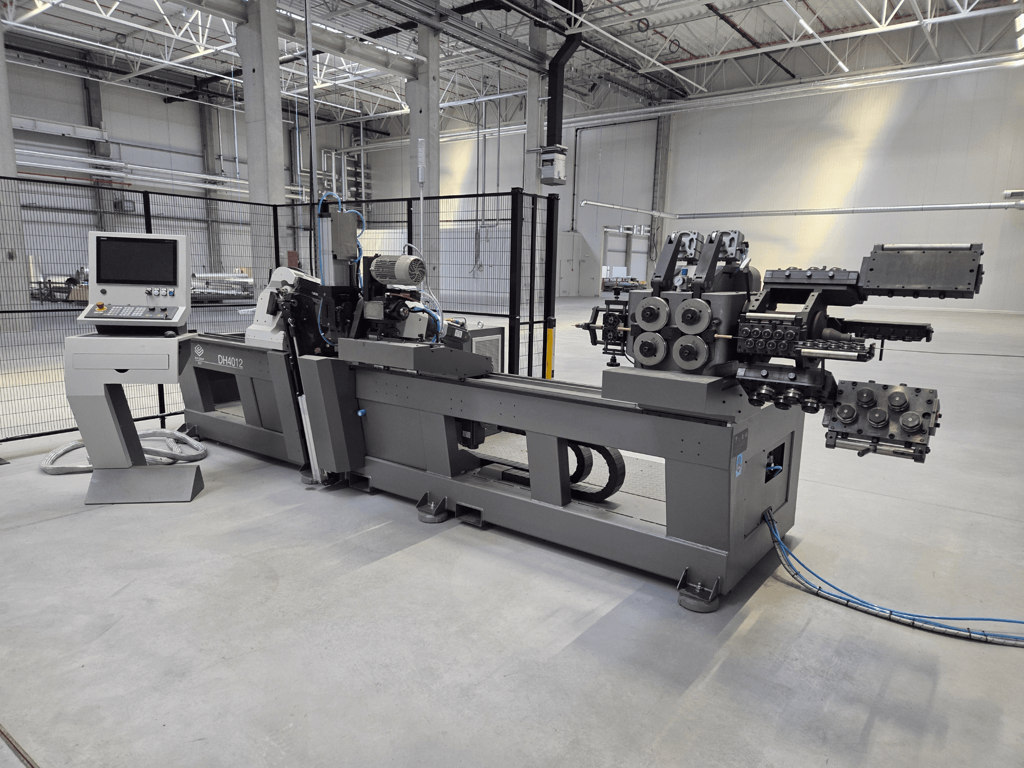 Máquina dobladora de rodillos BLM DH4010COC en un entorno industrial; vista frontal en la que se aprecian el panel de control y los rodillos de doblado.