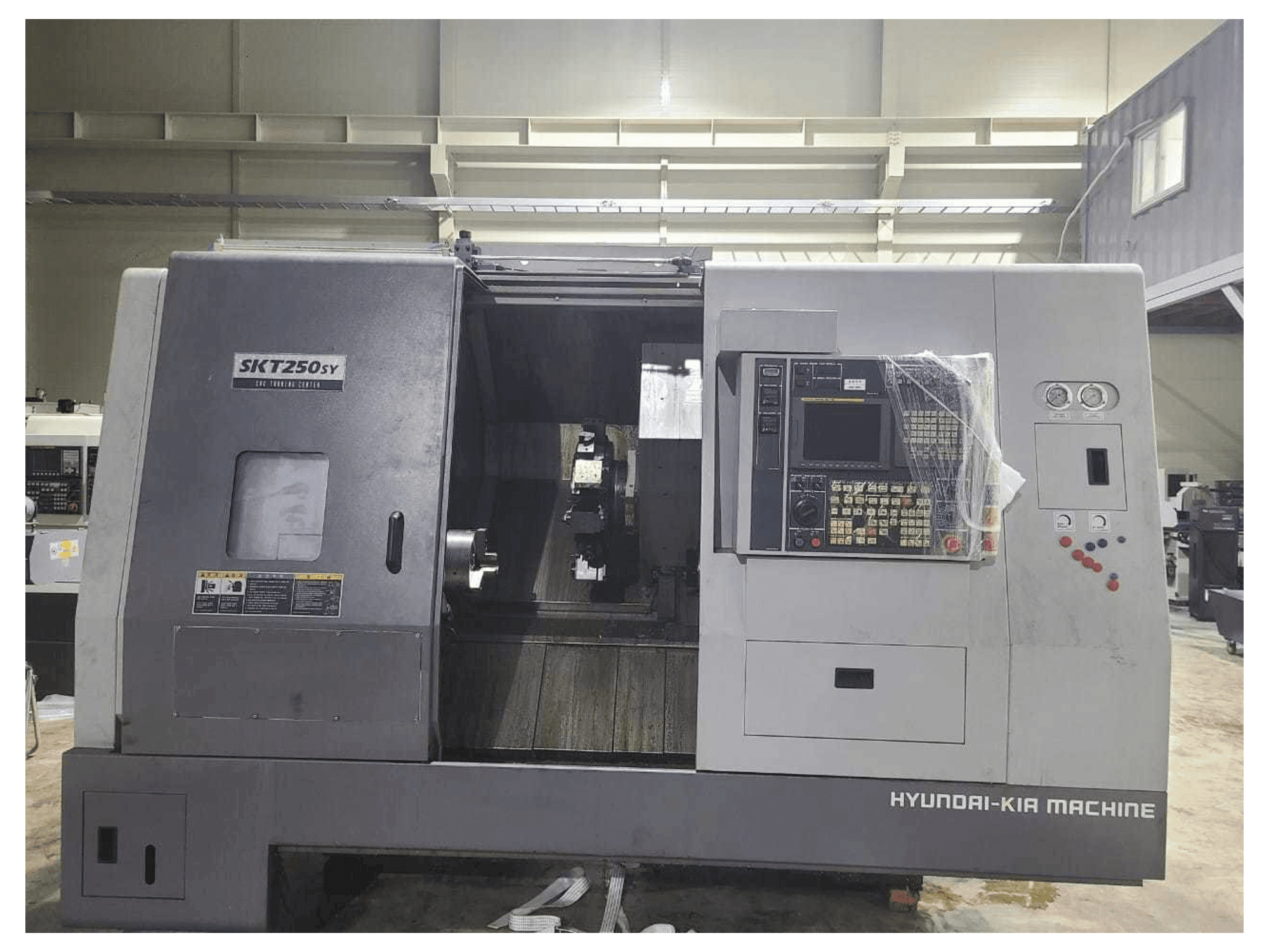 Vista frontal de la máquina Hyundai Kia SKT250SY