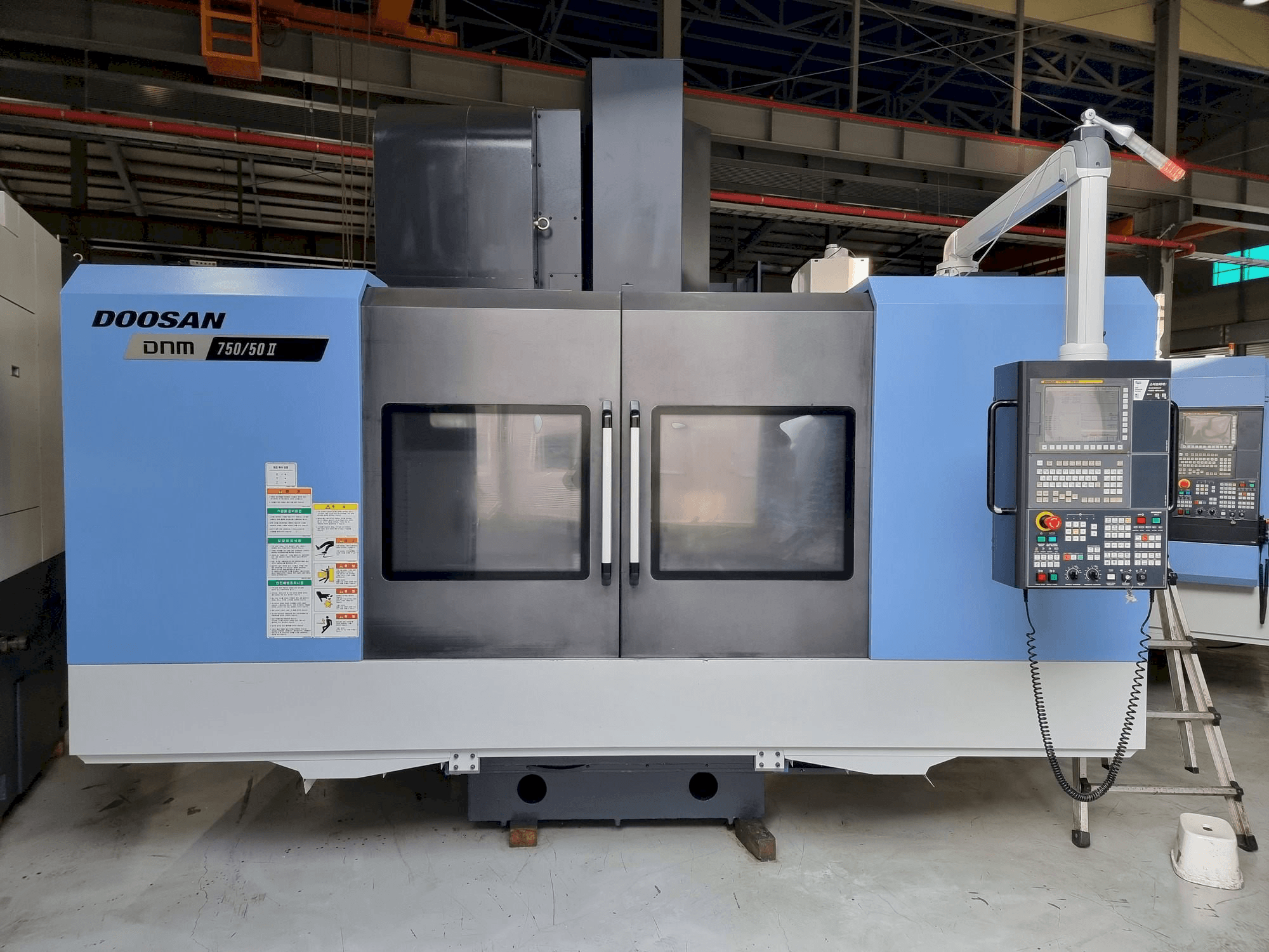 Vista frontal de la máquina Doosan DNM750/50 II