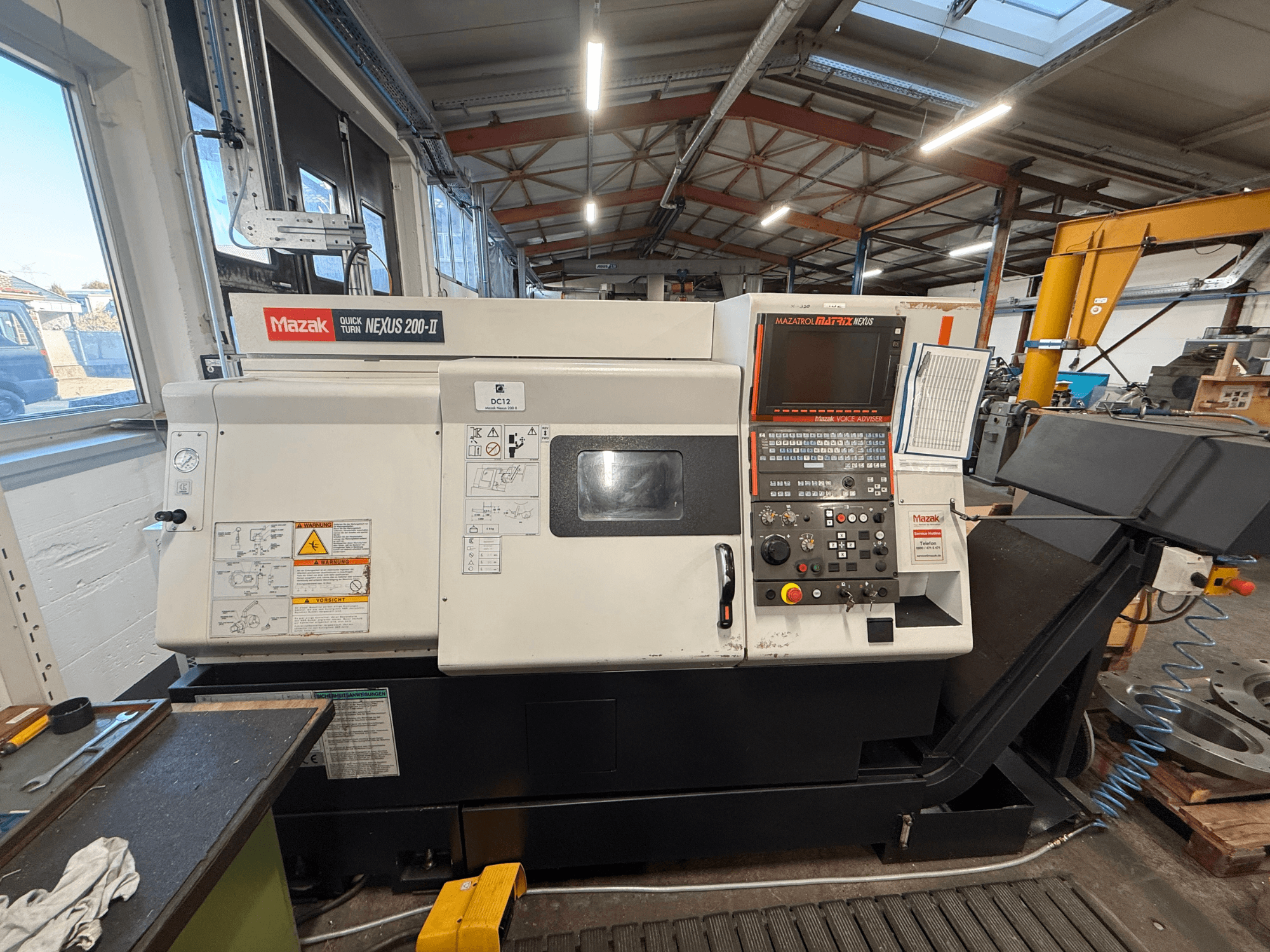 Torno horizontal Mazak QUICK TURN NEXUS 200-II, vista frontal, en la que se aprecian el panel de control y las características operativas.