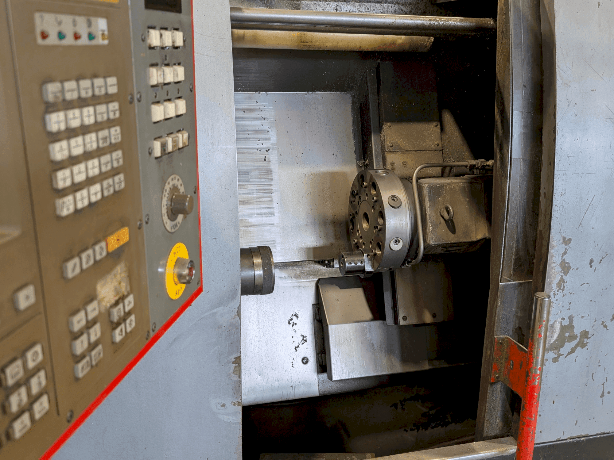 Vista frontal de la máquina EMCO EMCOturn 340