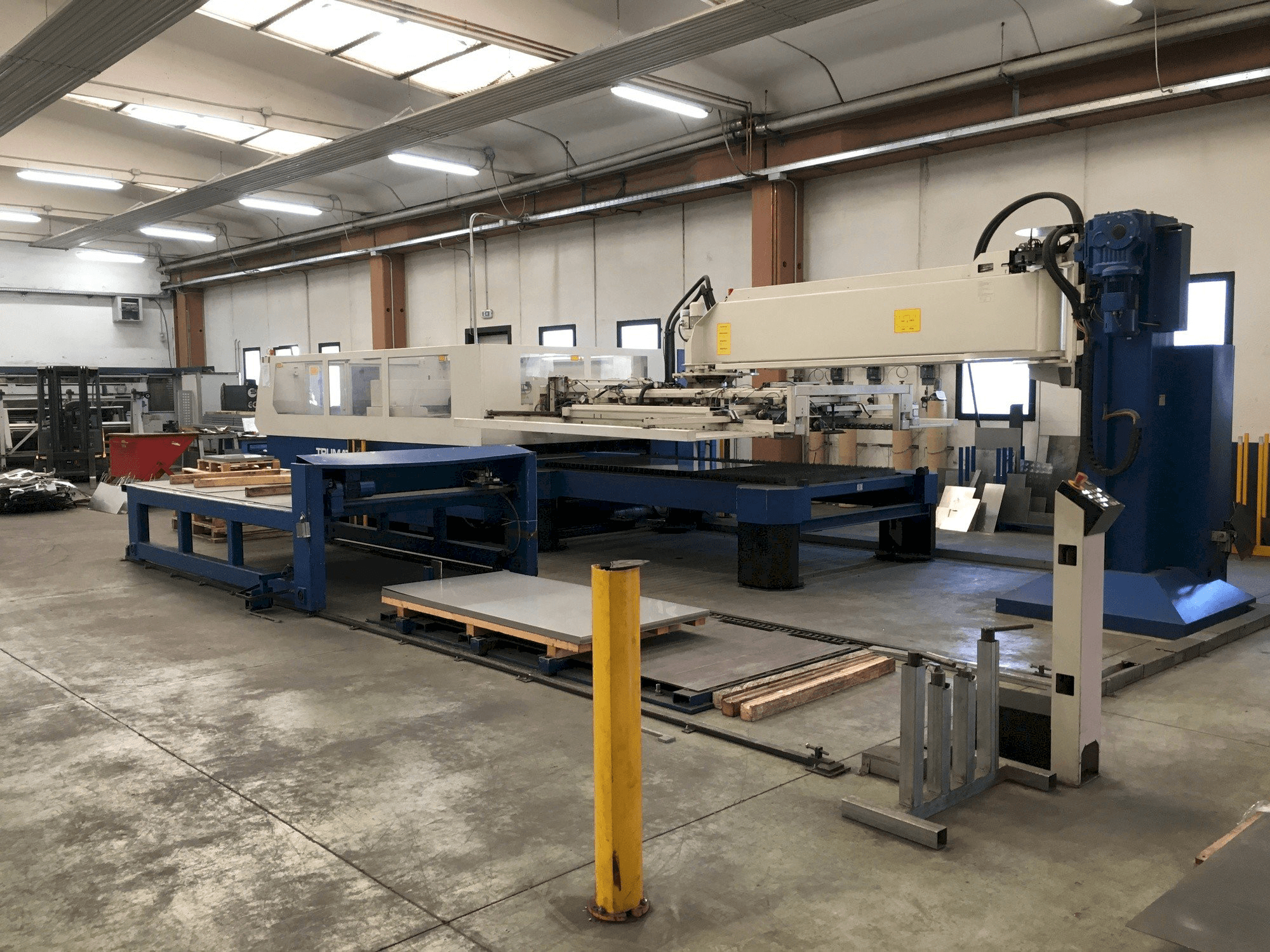 Vista frontal de la máquina Trumpf Trumatic L 3030