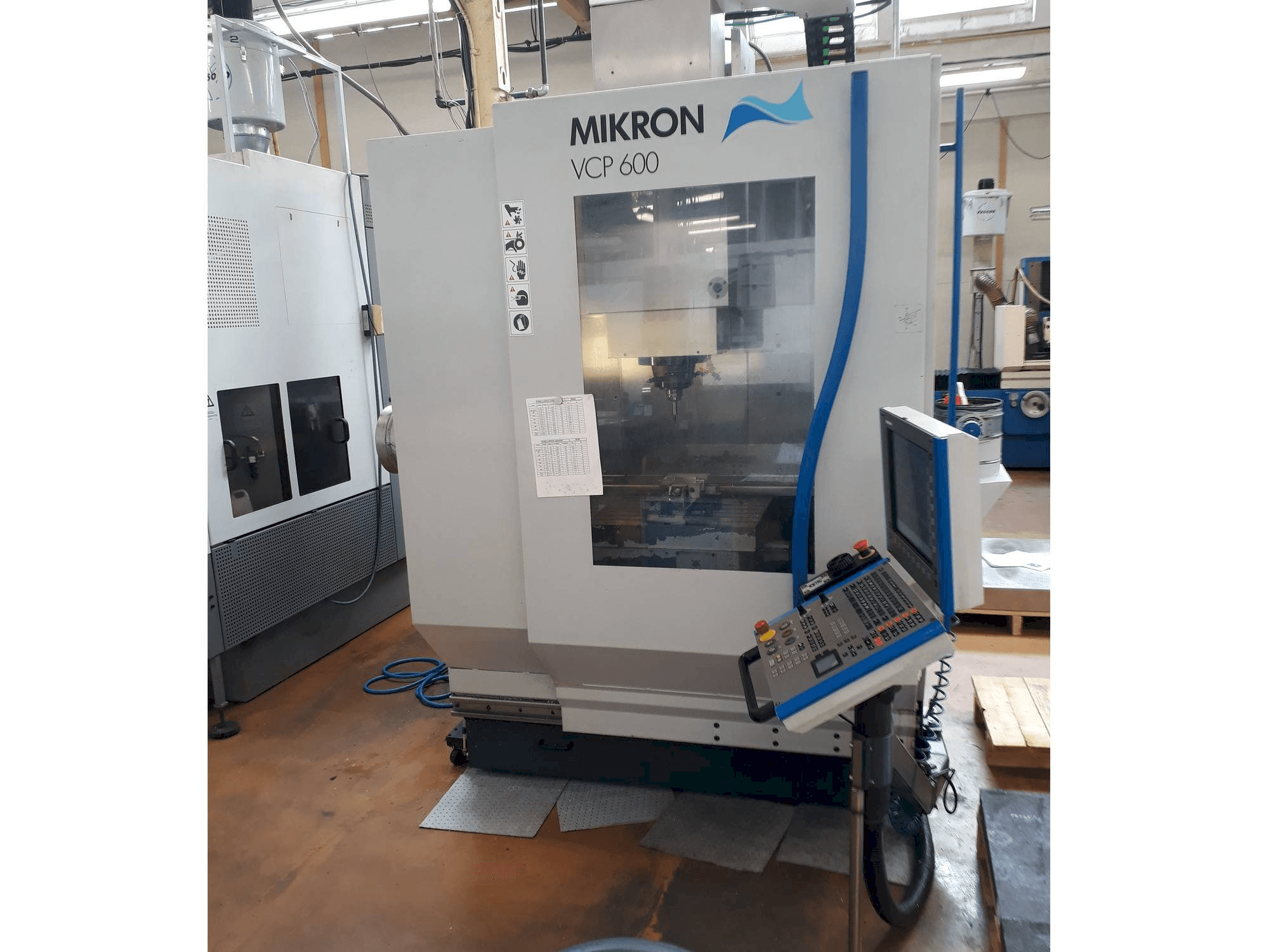Vista frontal de la máquina MIKRON VCP 600