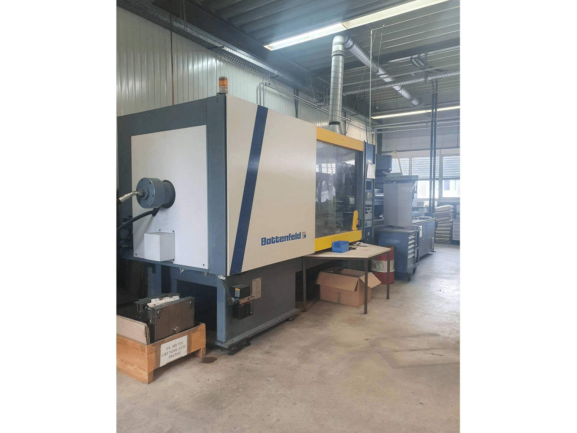 Vista frontal de la máquina Battenfeld BK 3500/2800