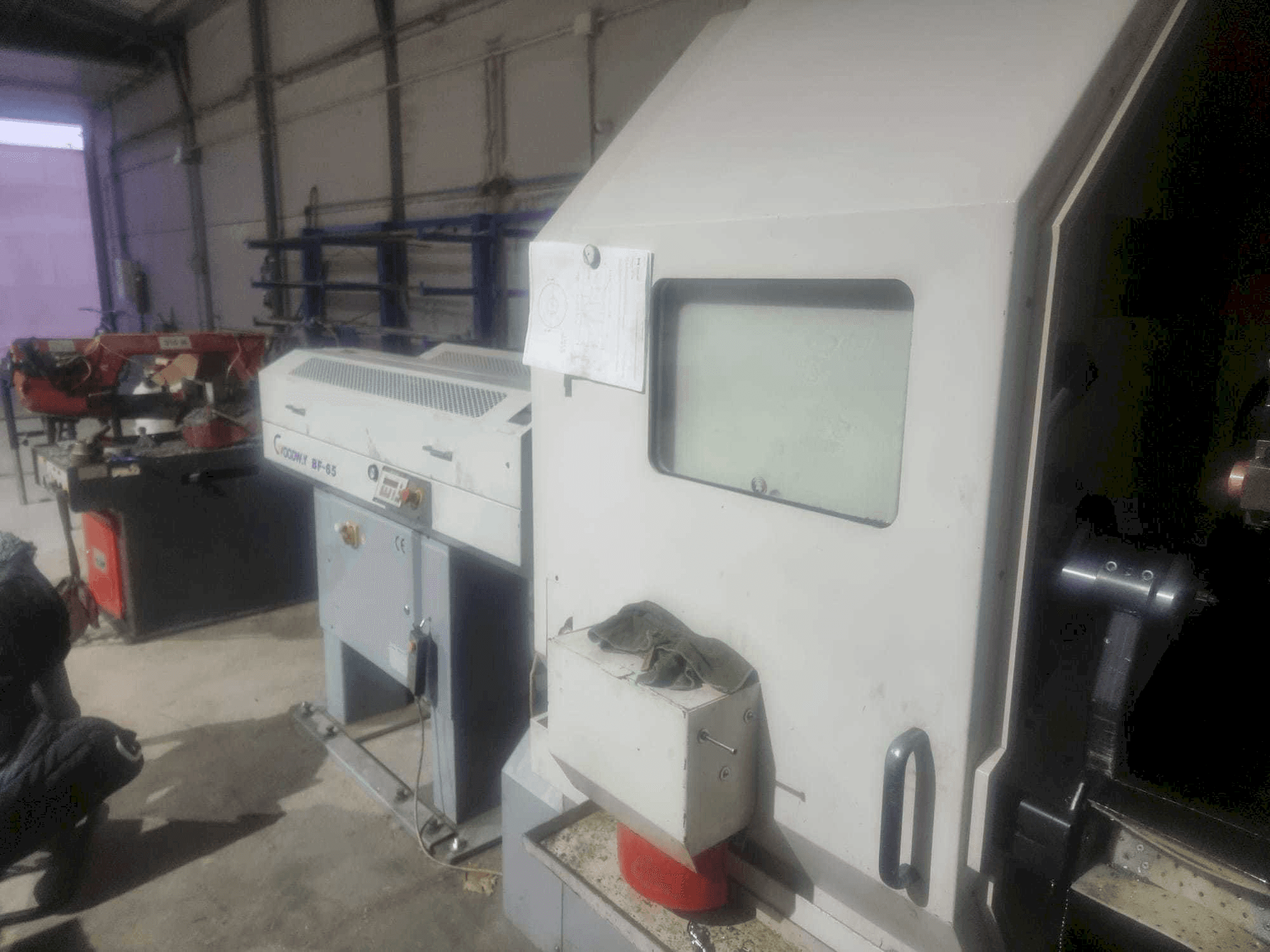 Vista lateral derecha de la máquina Goodway MSY 280