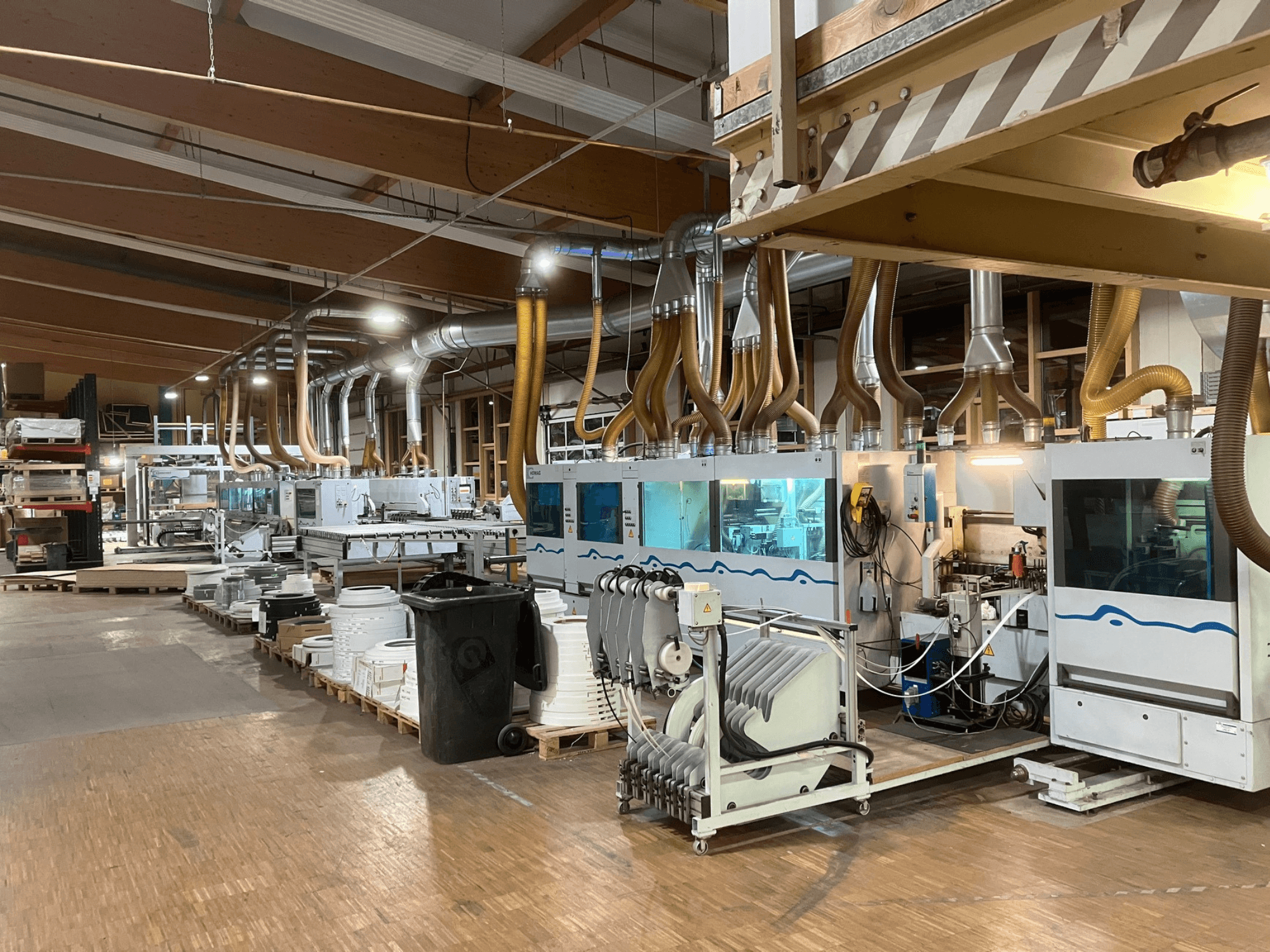 Máquina encintadora de dos caras HOMAG KBZ KFR20 vista de perfil, equipada con conductos y accesorios en un entorno de taller.