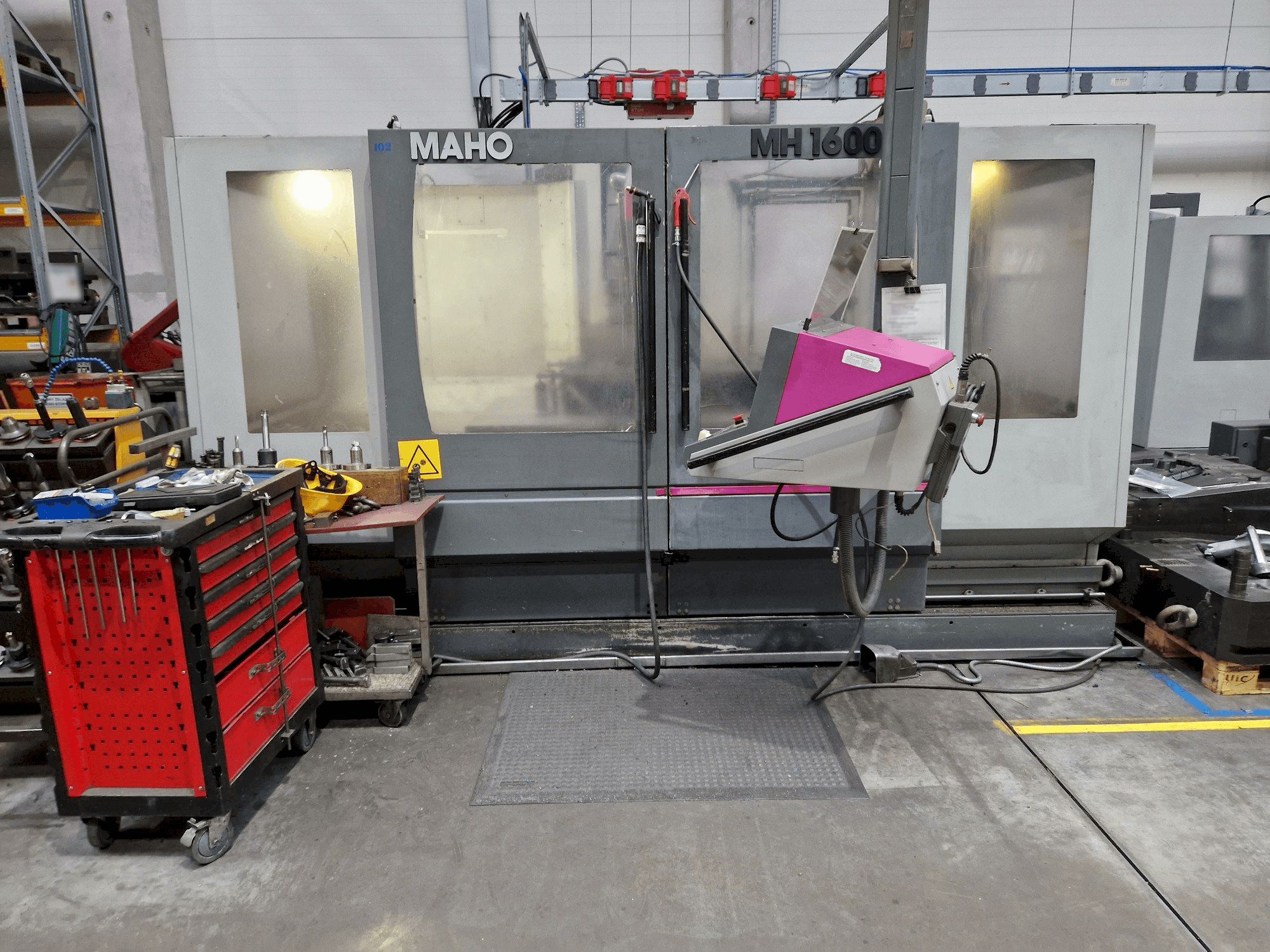 Vista frontal de la máquina Maho MH 1600 W