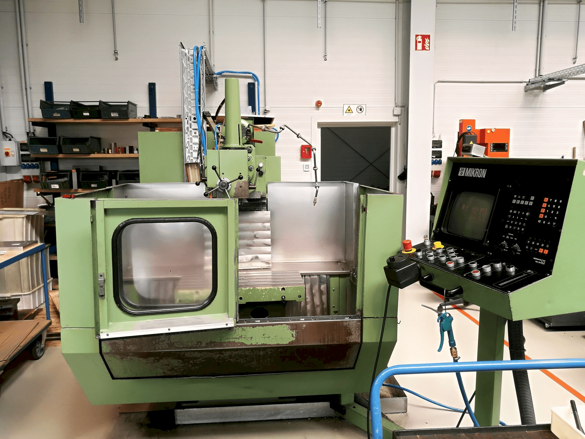 Vista frontal de la máquina MIKRON WF 21 C