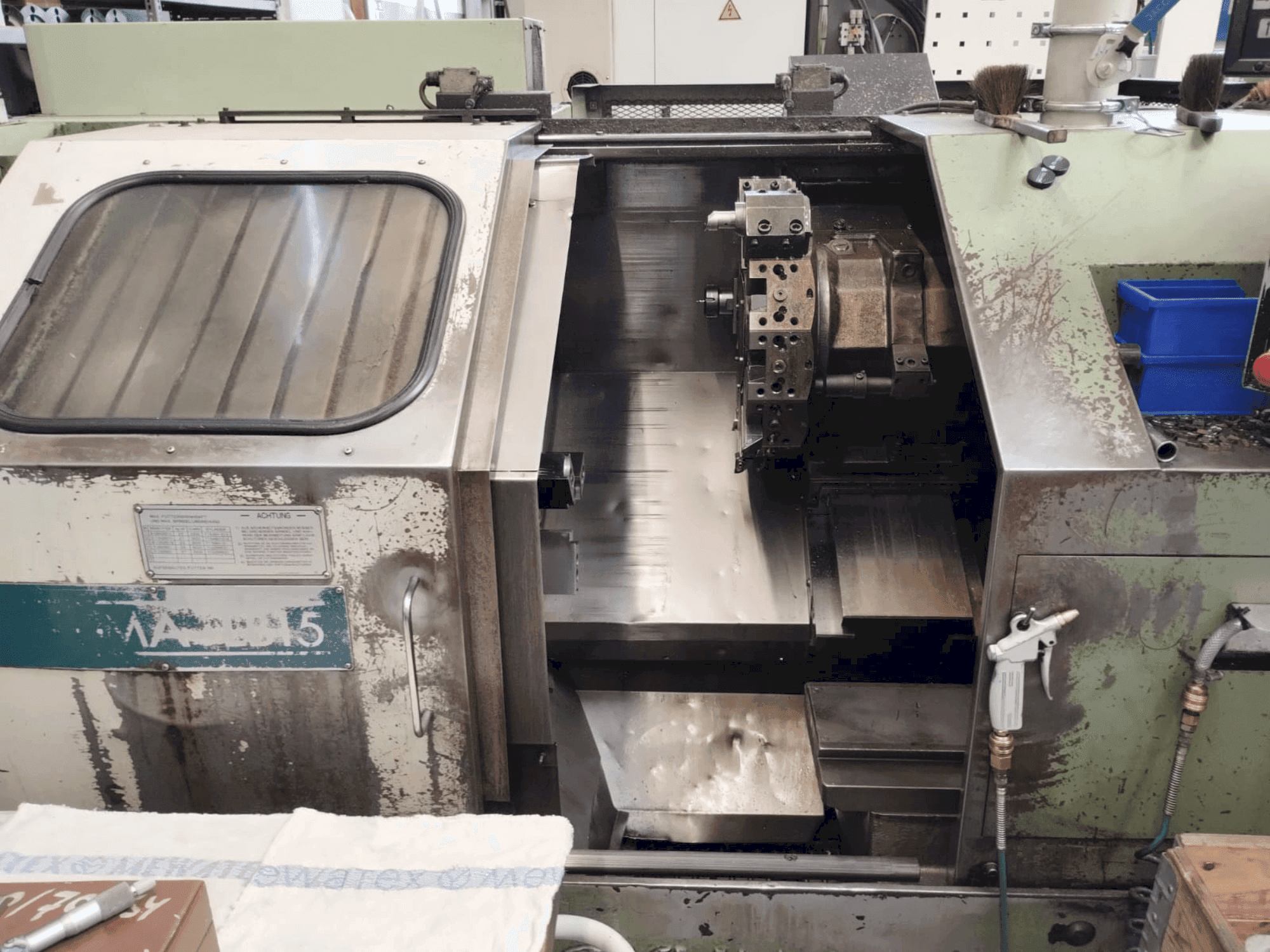Vista frontal de la máquina Okuma LB15