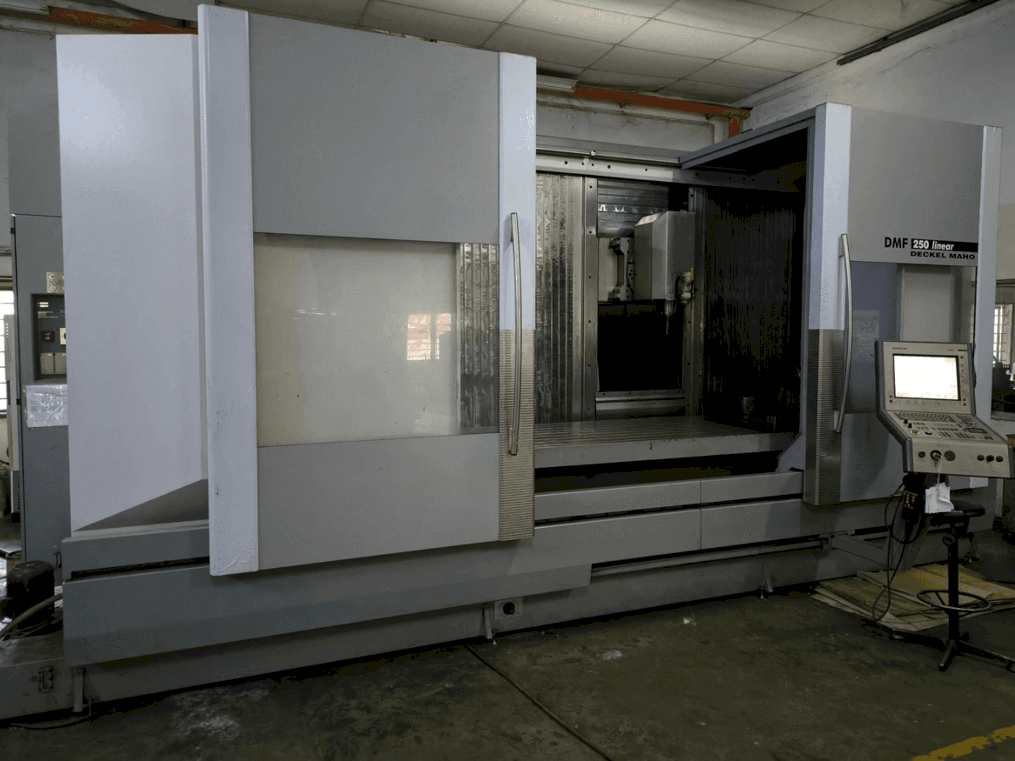 Vista frontal de la máquina DECKEL MAHO DMF 250 linear