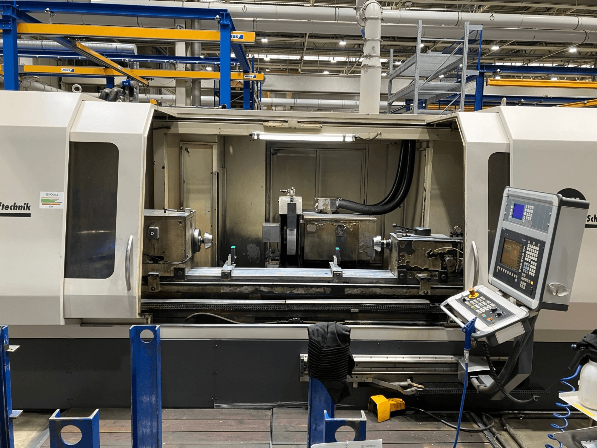 Rectificadora cilíndrica GEIBEL & HOTZ RS 2000 CM-DS, vista frontal que muestra el panel de control y la zona de rectificado.