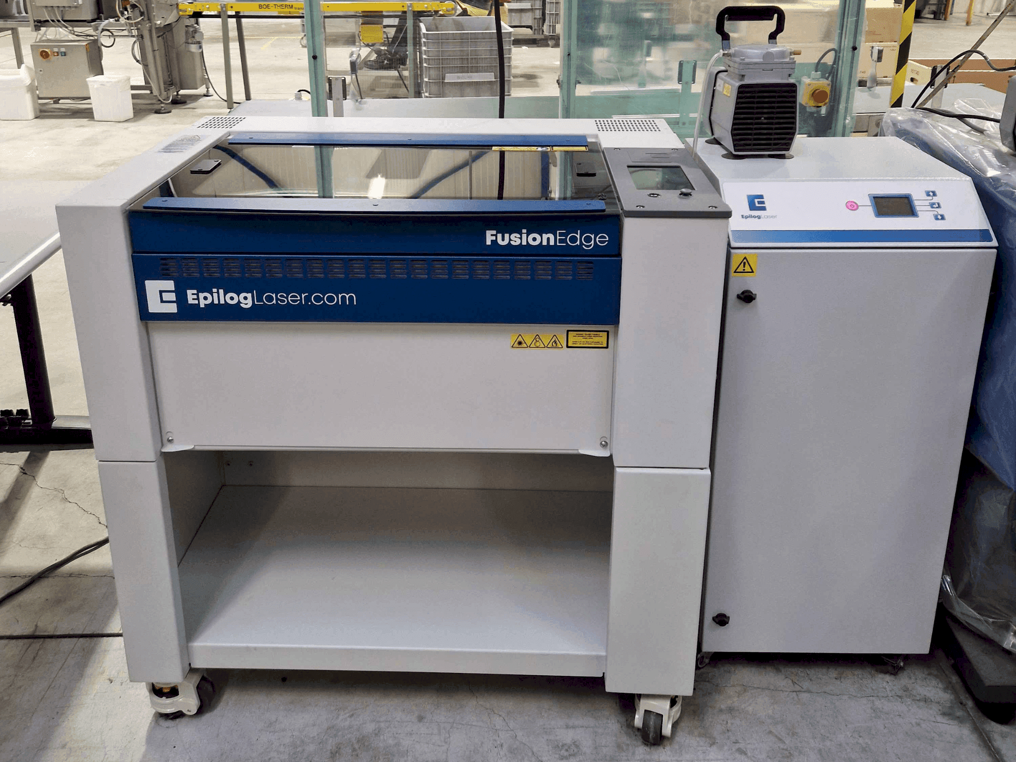 Vista frontal de la máquina EPILOG Laser Fusion Ege 12 30watt fiber