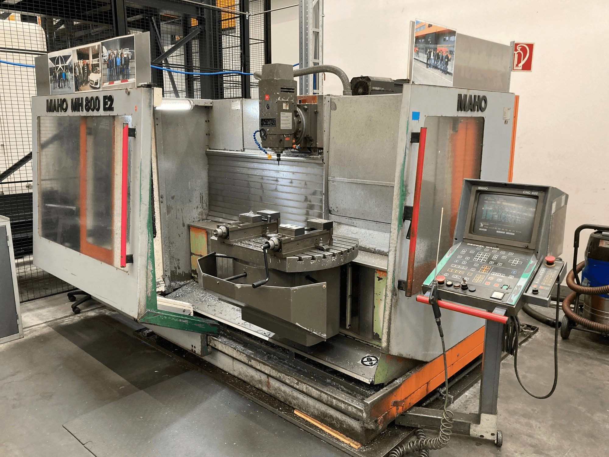 Fresadora CNC Maho MH 800 E2 en vista frontal con panel de control, husillo y mesa de trabajo visibles.