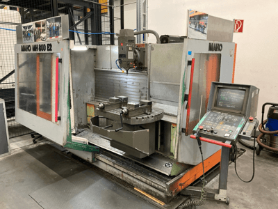 Fresadora CNC Maho MH 800 E2 en vista frontal con panel de control, husillo y mesa de trabajo visibles.