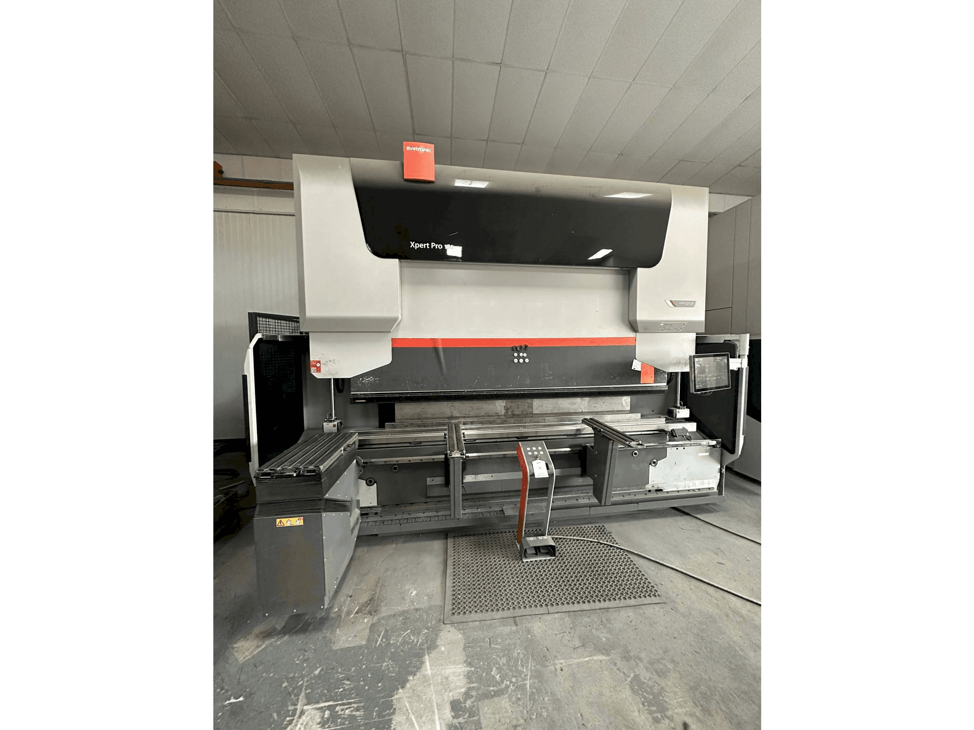 Vista frontal de la máquina Bystronic Xpert 150/3100