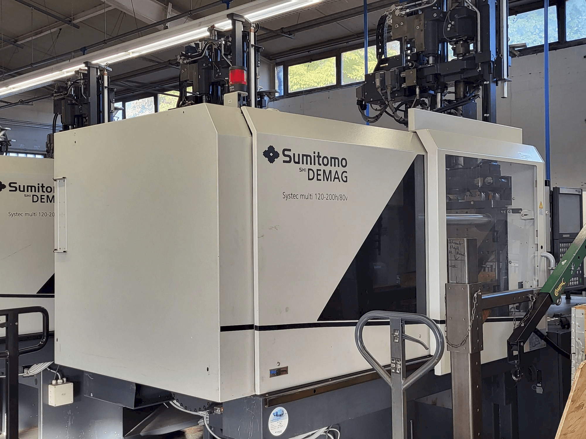 Vista lateral izquierda de la máquina Sumitomo SHI DEMAG Multi 120/470-200h/80V