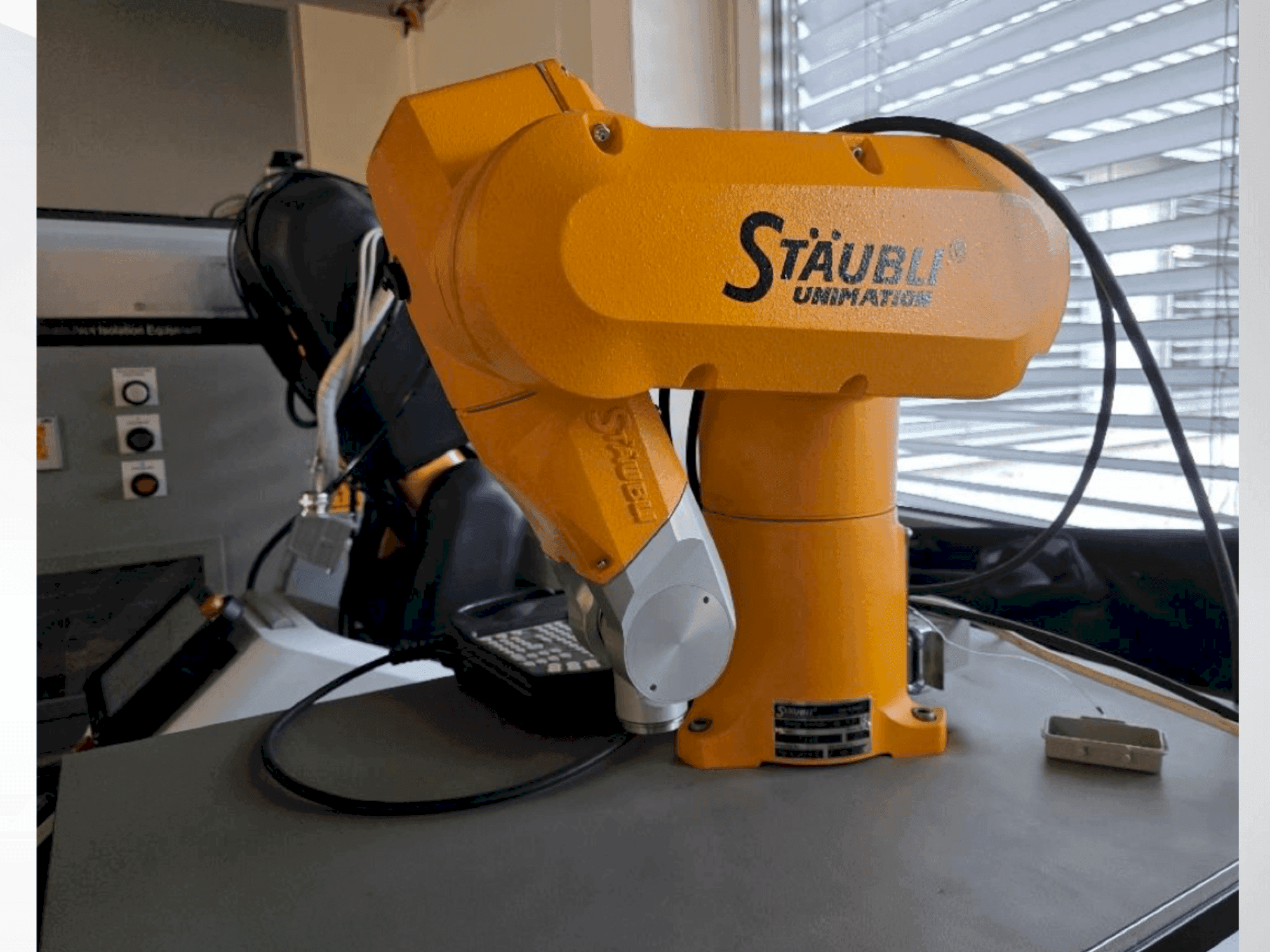 Vista frontal de la máquina STAUBLI TX40