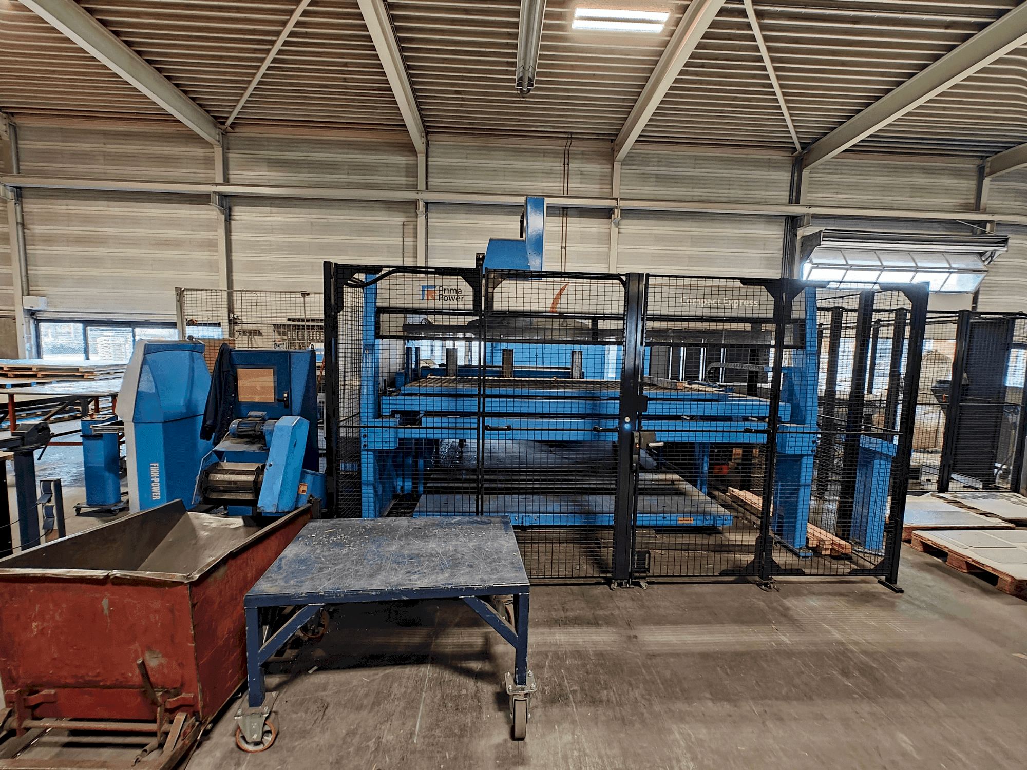 Vista frontal de la máquina Finn-Power C6 + Compact Express