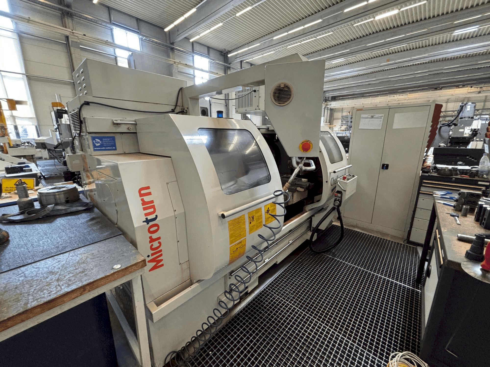 Vista frontal de la máquina Challenger Microturn BCN 1840