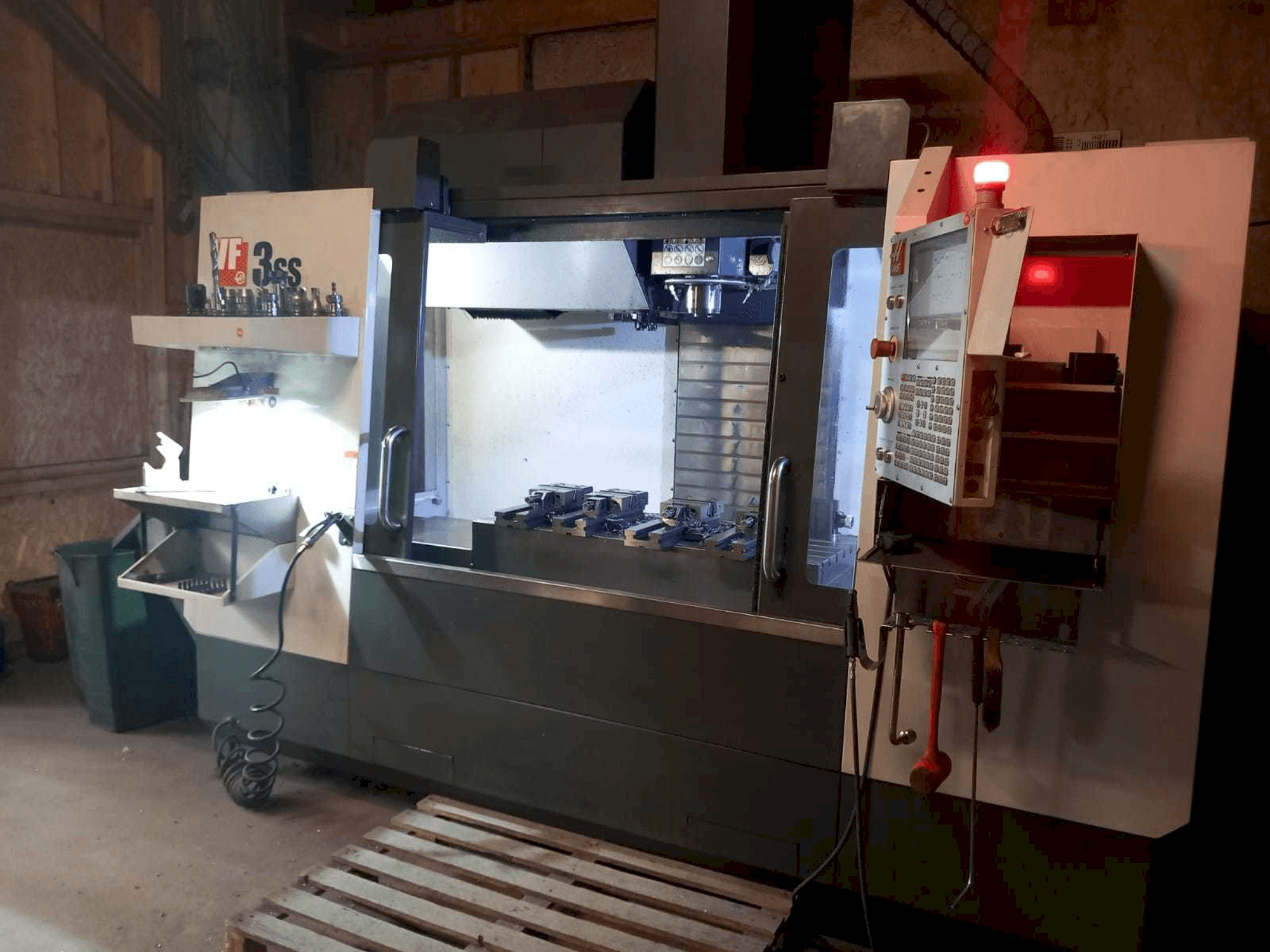 Vista frontal de la máquina HAAS VF3SS