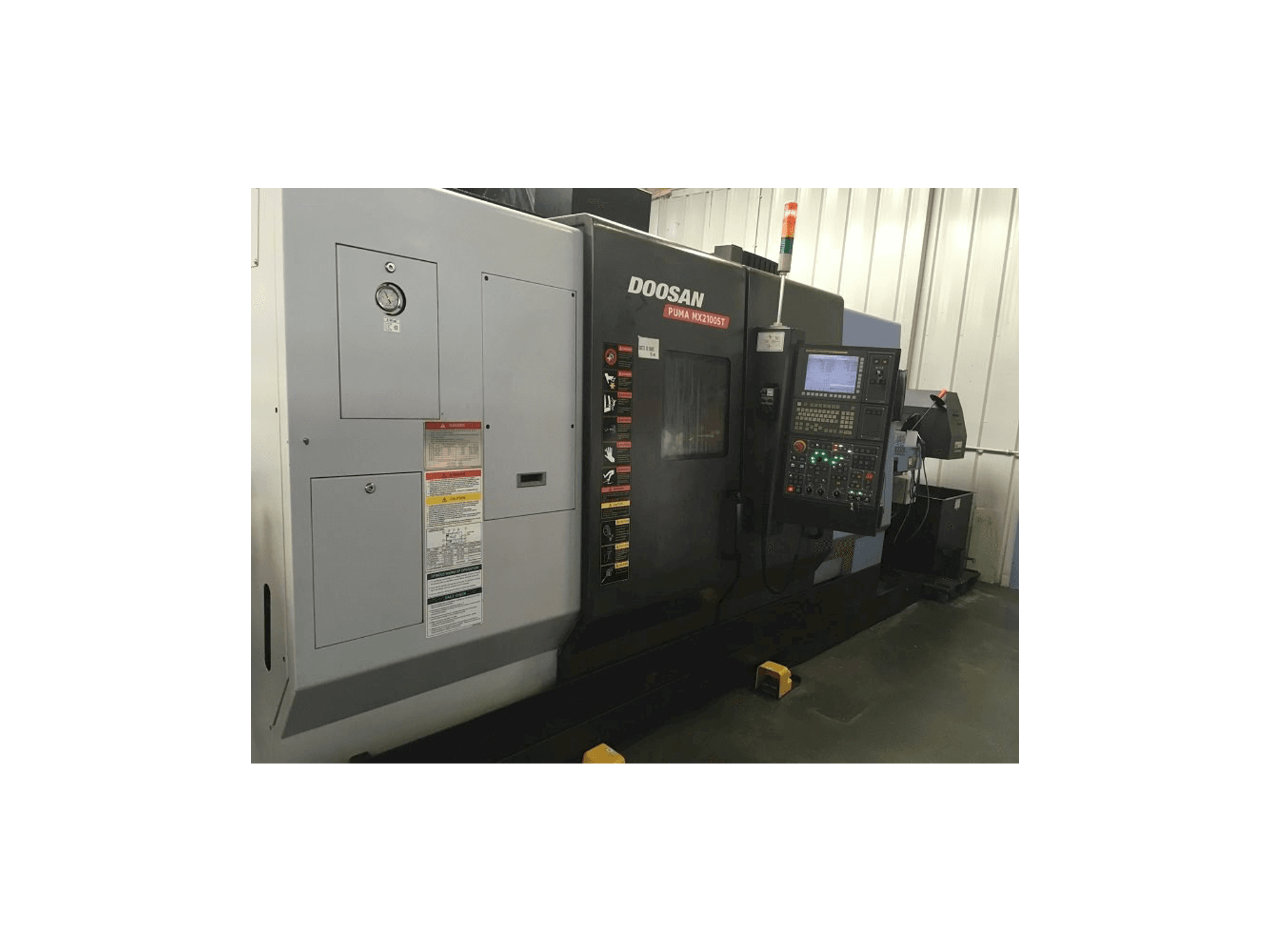 Vista frontal de la máquina Doosan Puma MX 2100 ST