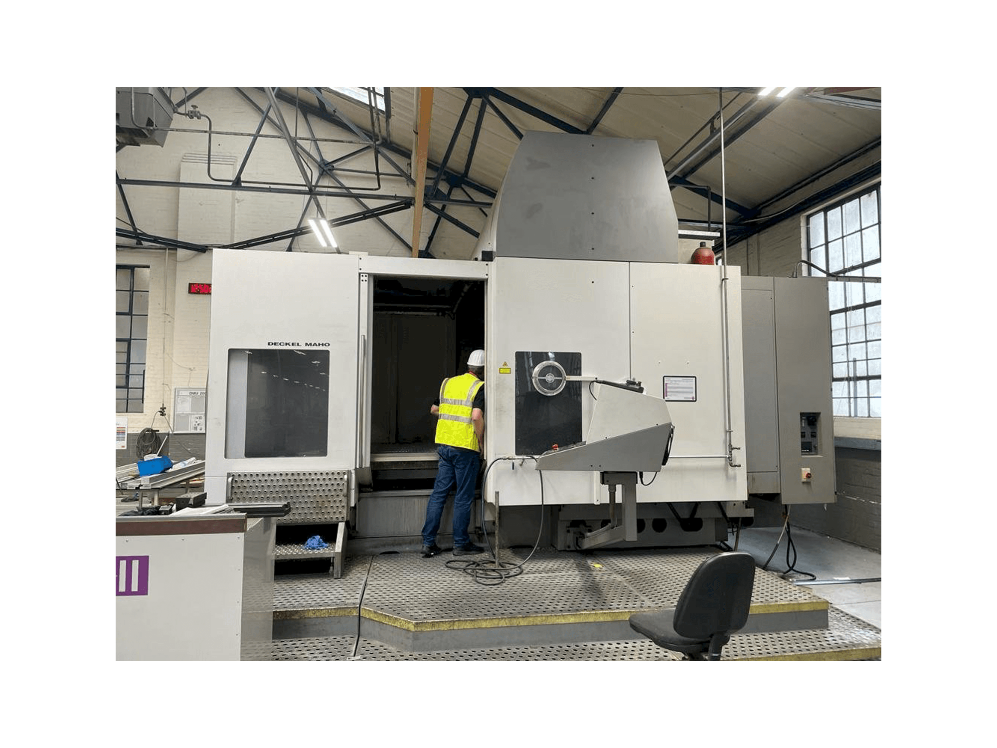 Vista frontal de la máquina DECKEL MAHO DMU 200T