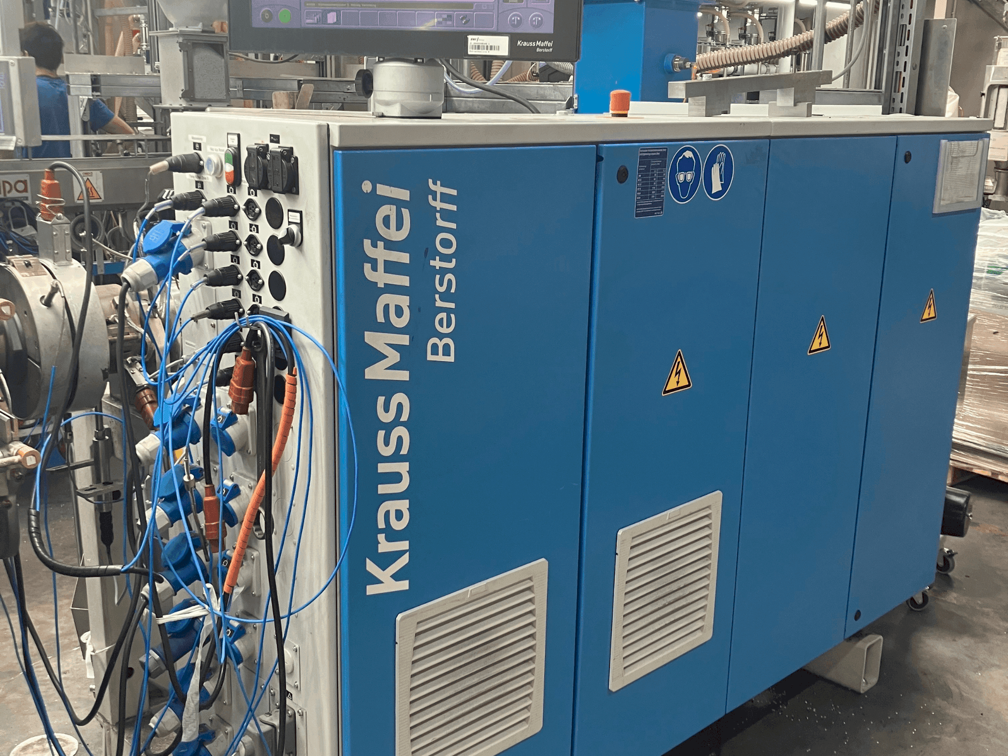 Vista frontal de la máquina Krauss Maffei KME 45 XS