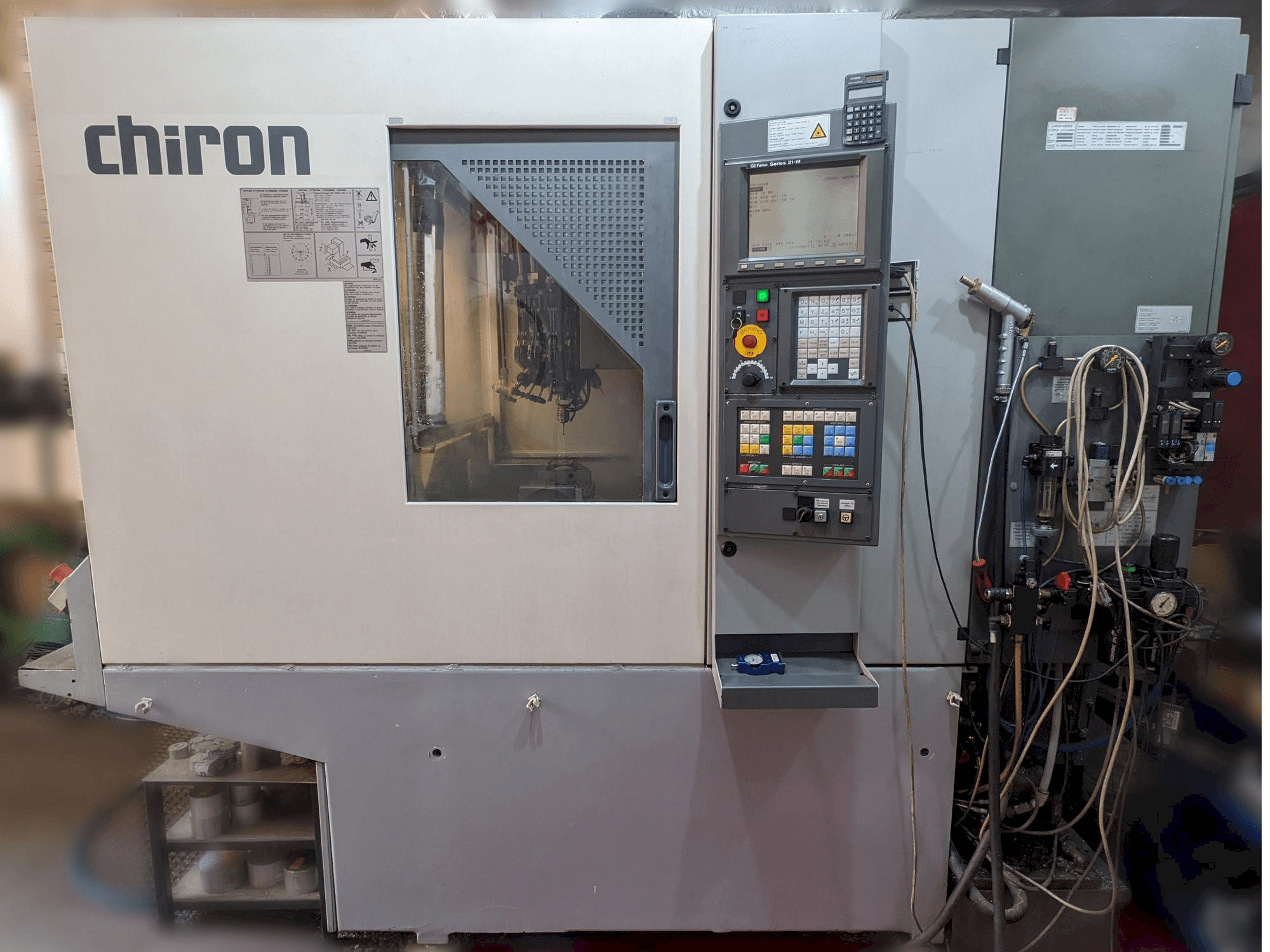 Vista frontal de la máquina CHIRON Fz 08w