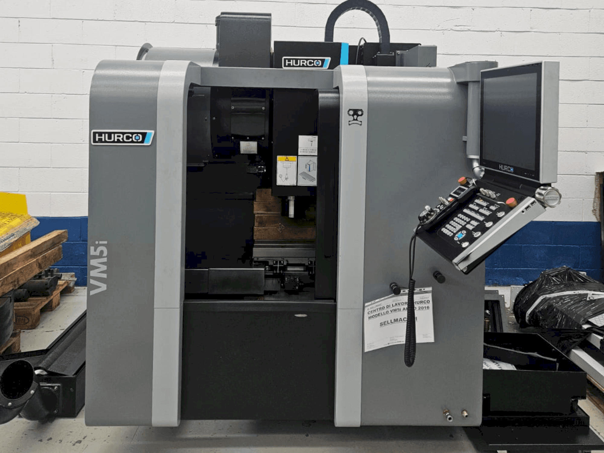 Vista frontal de la máquina Hurco VM5i