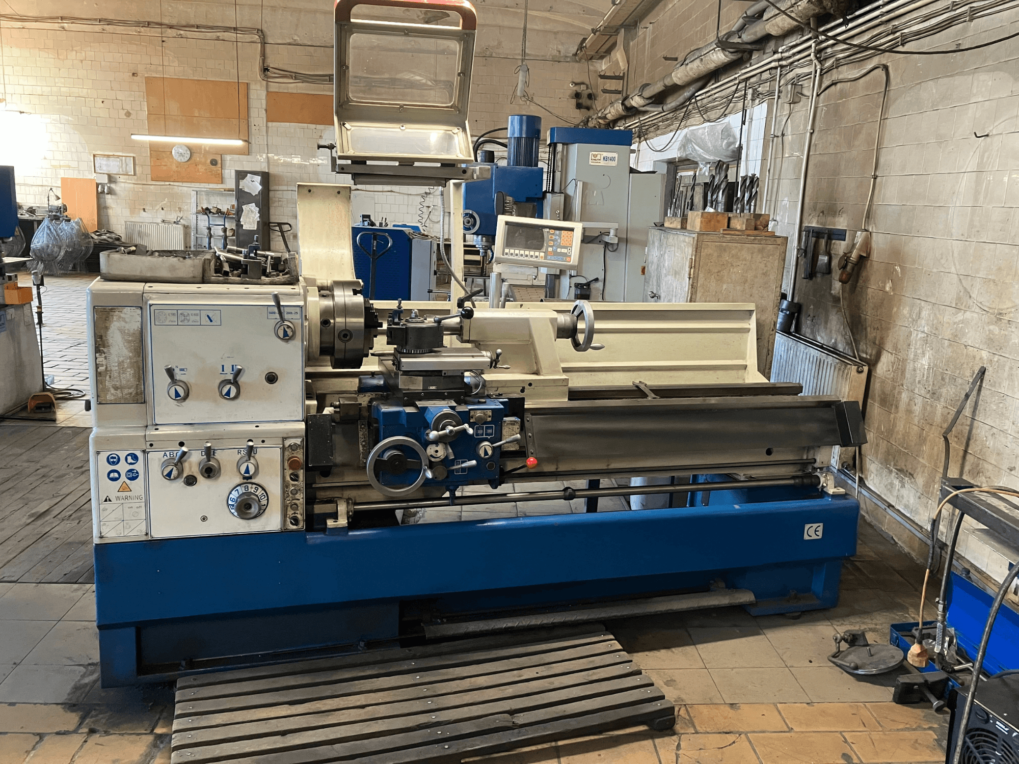 Torno horizontal KNUTH Turnado 280/1500, vista frontal en la que se aprecian el panel de control, el husillo y el portaherramientas, en un entorno de taller.