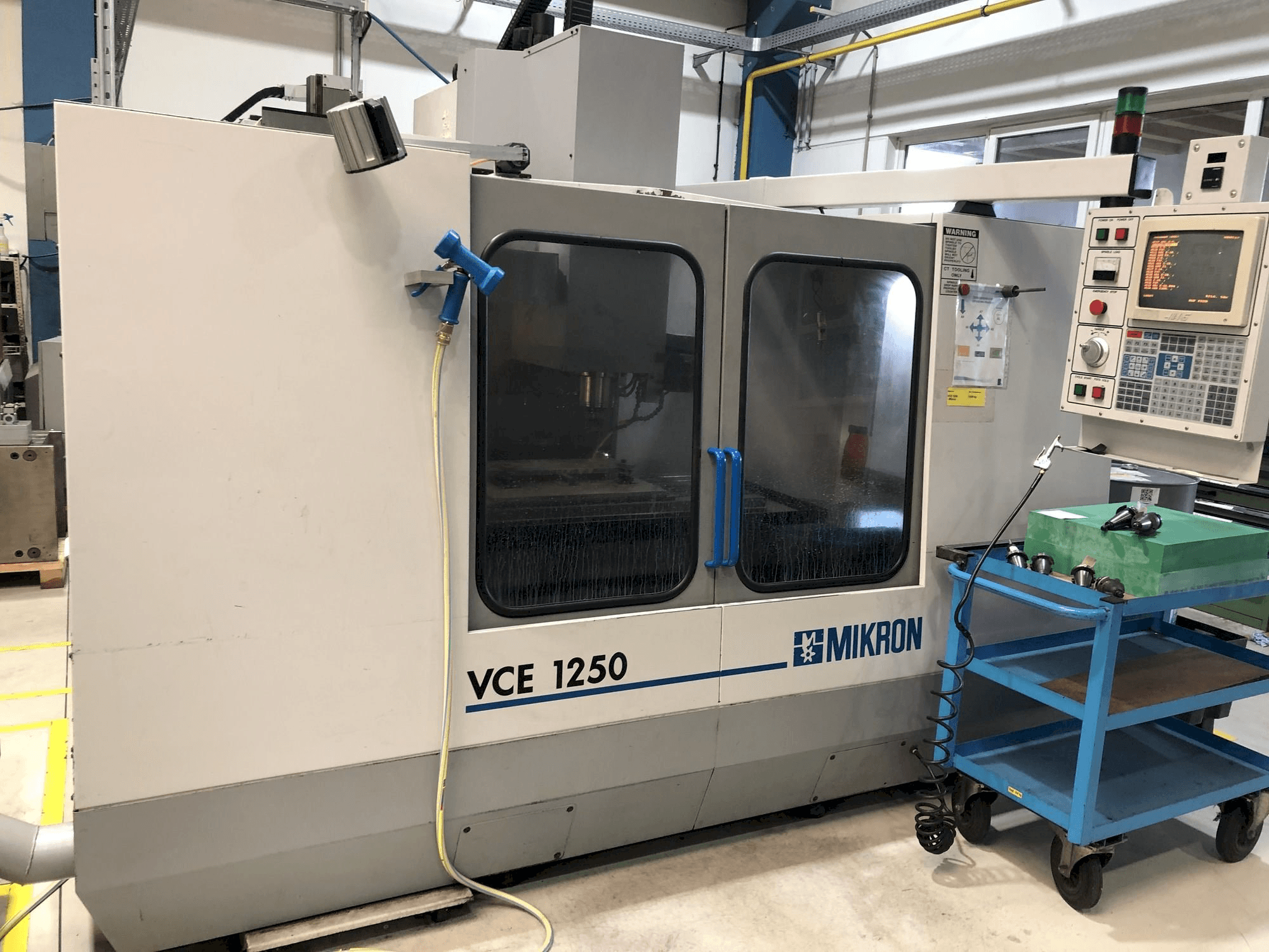 Vista frontal de la máquina MIKRON VCE 1250