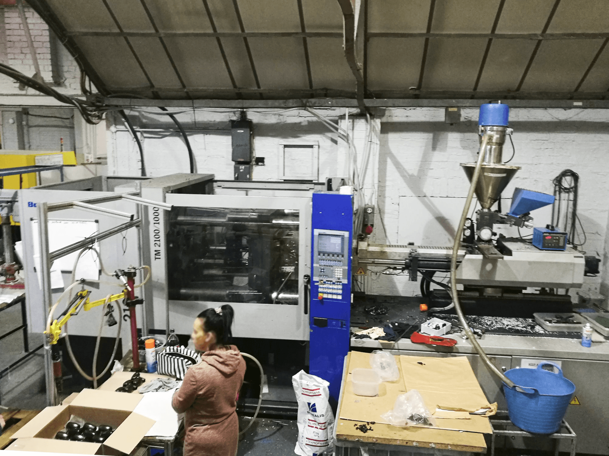 Vista frontal de la máquina Battenfeld TM 2100/1000