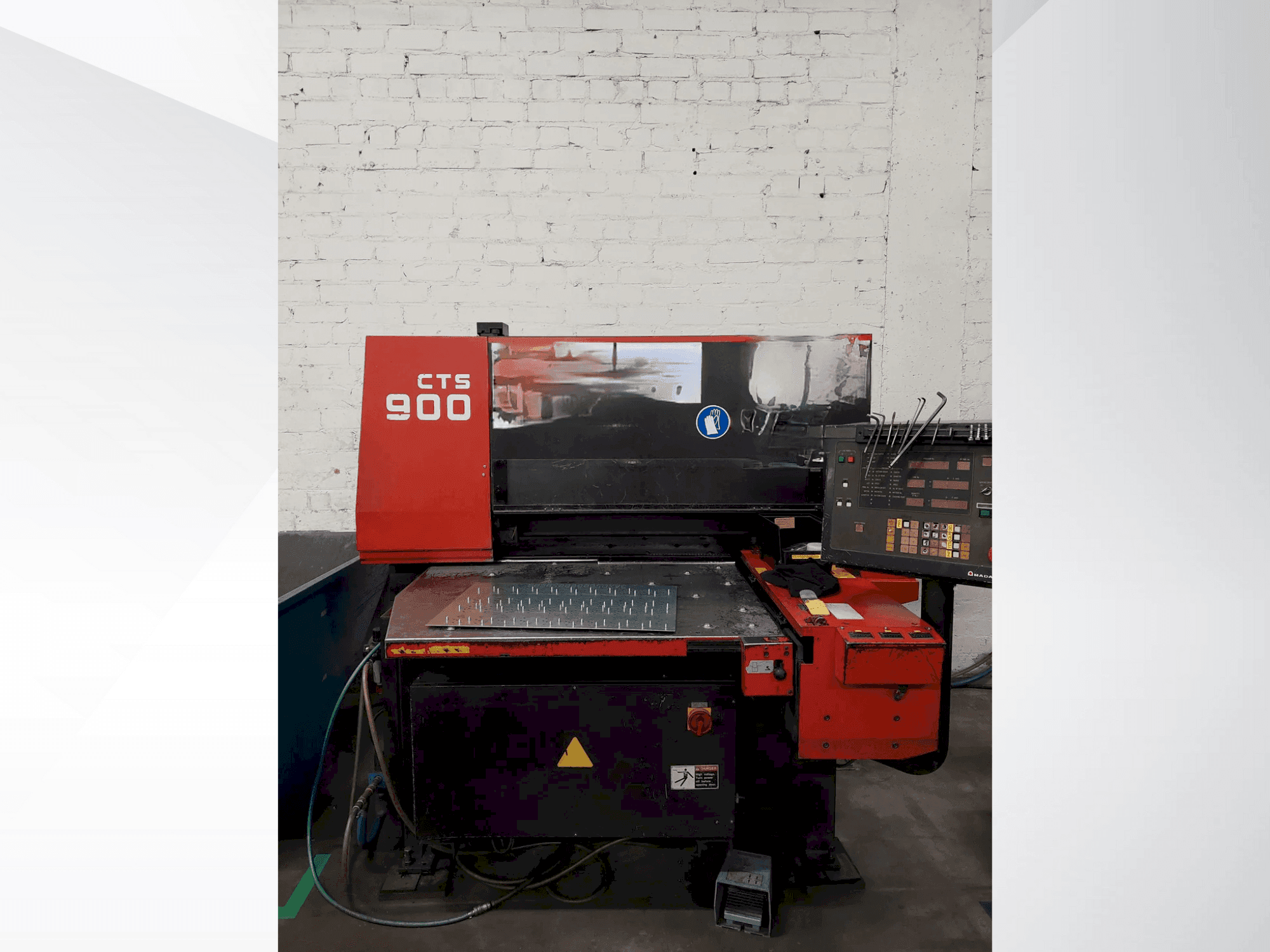 Vista frontal de la máquina AMADA CTS-900