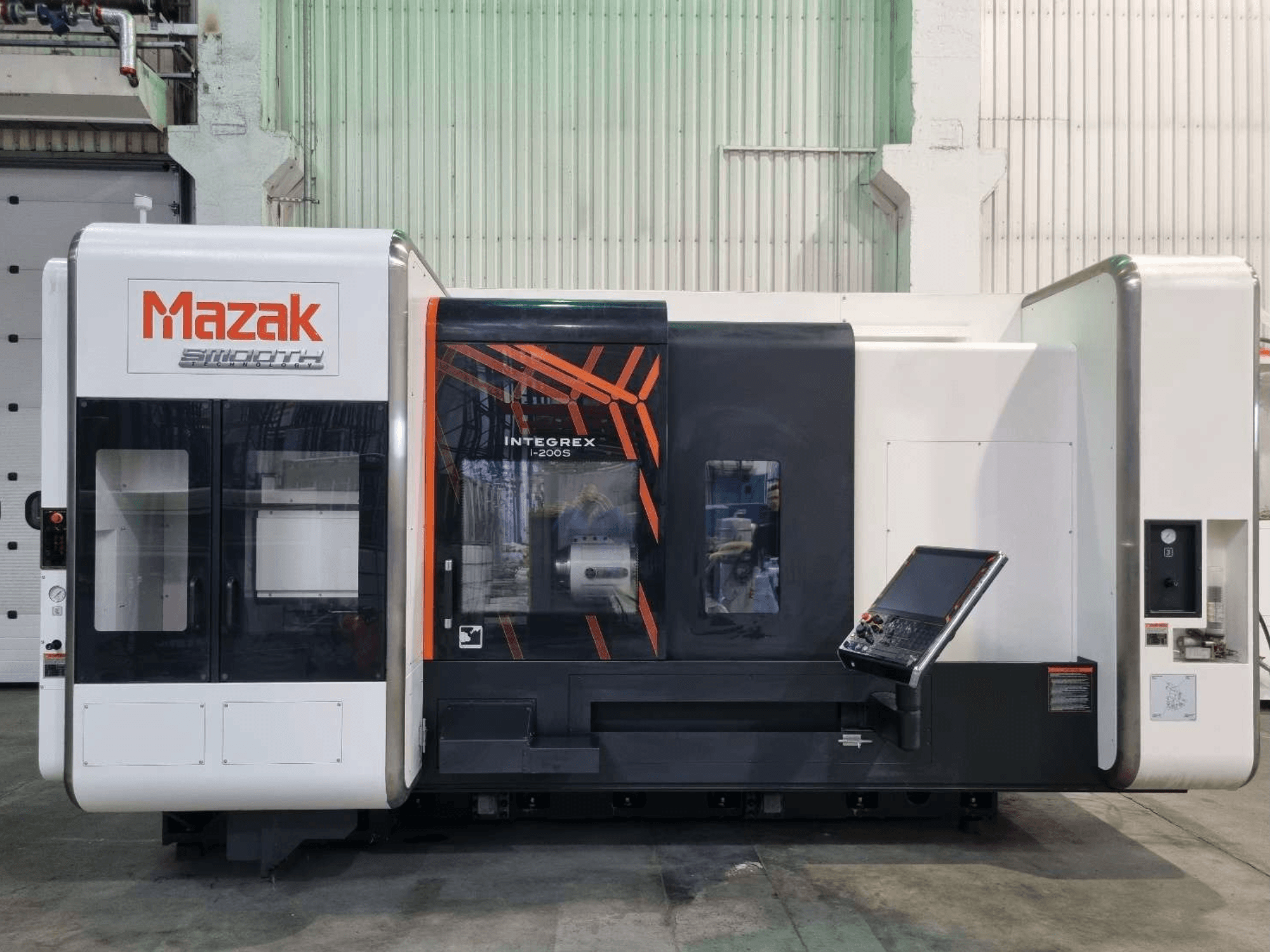 Centro de torneado y fresado Mazak INTEGREX i-200 S, vista frontal, con panel de control y gran ventana para visibilidad en el área de mecanizado.