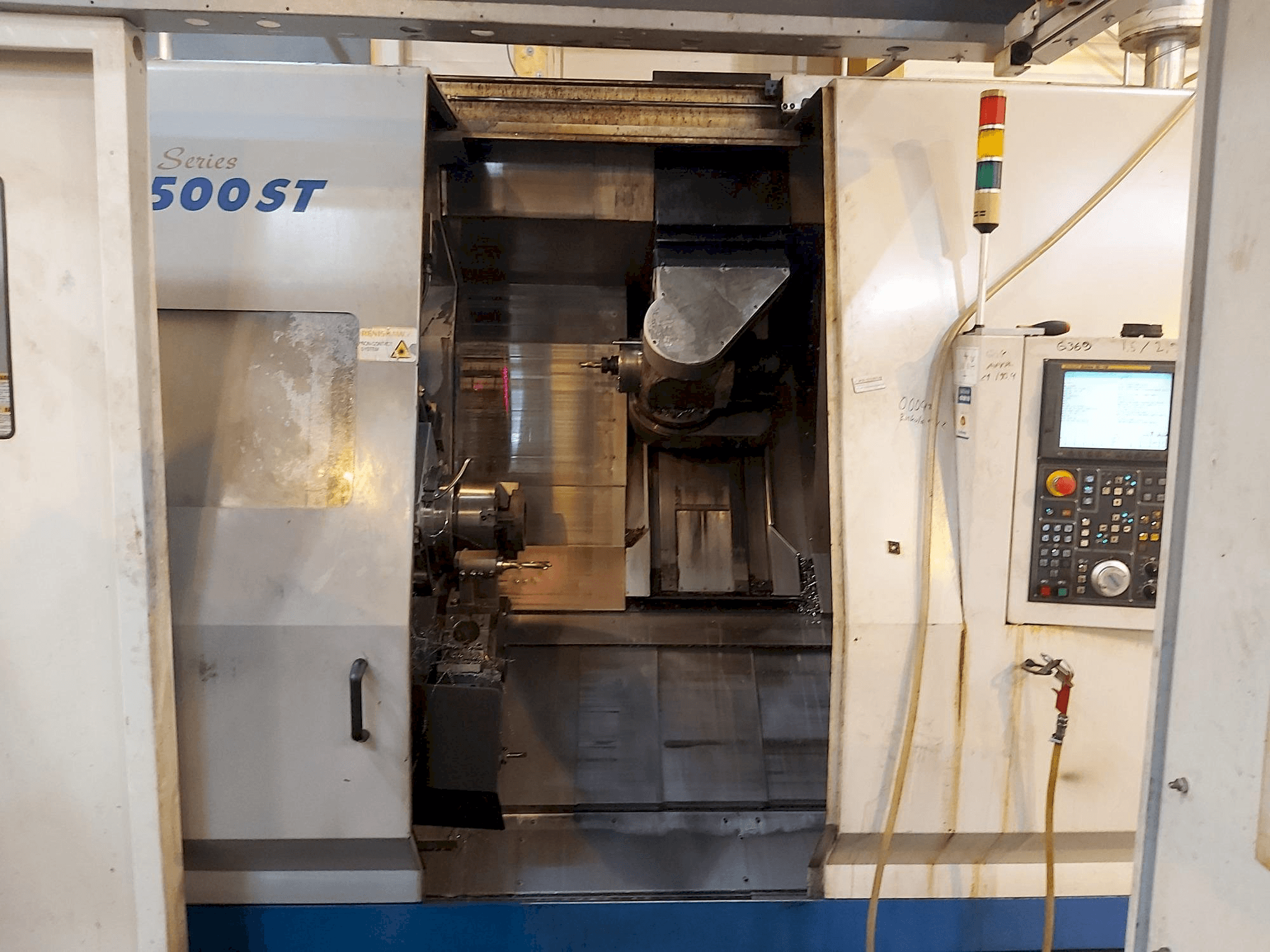 Vista frontal de la máquina Doosan Puma MX 2500 ST