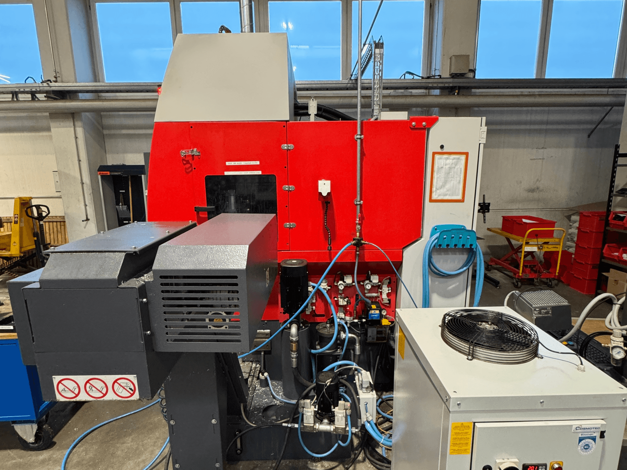 Centro de mecanizado vertical EMCO MAXXMILL 350, vista frontal, mostrando maquinaria compleja y detalles del panel de control.