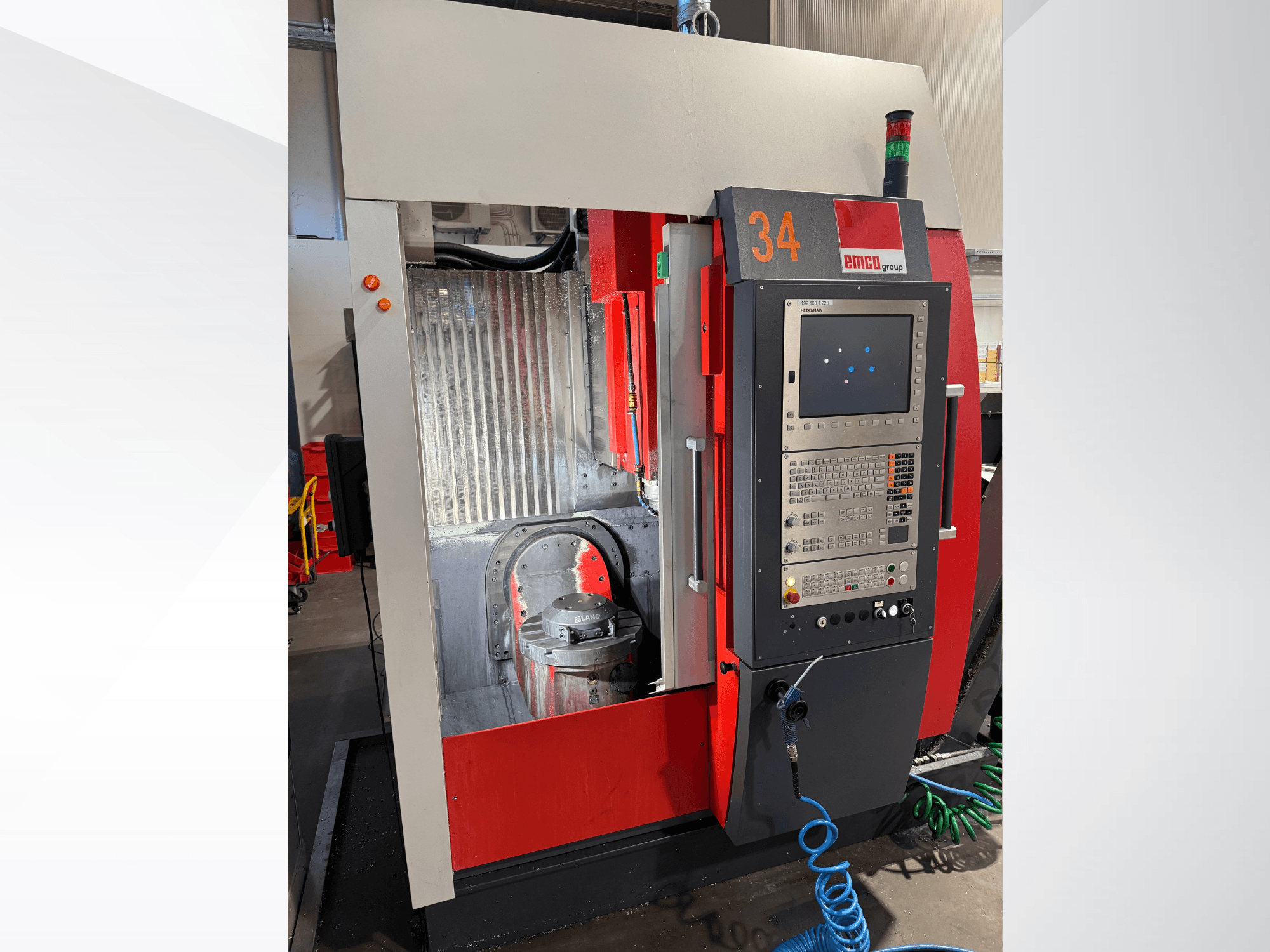 Vista frontal del centro de mecanizado vertical EMCO MAXXMILL 350, con un panel de control y detalles visibles del cabezal de fresado.