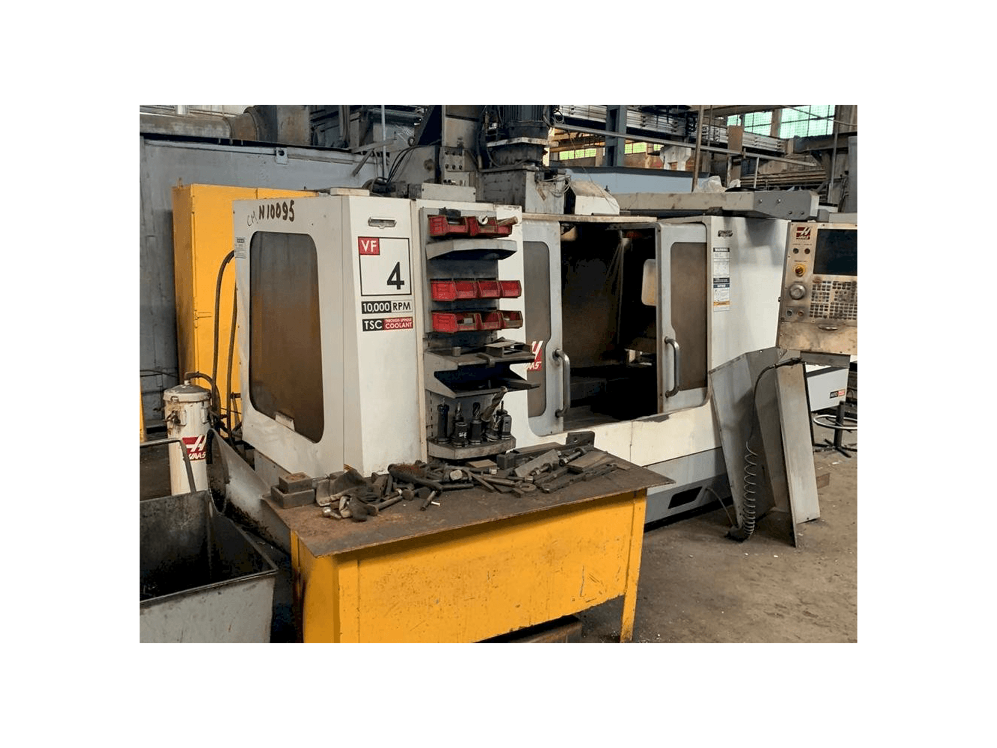 Vista frontal de la máquina HAAS VF-4