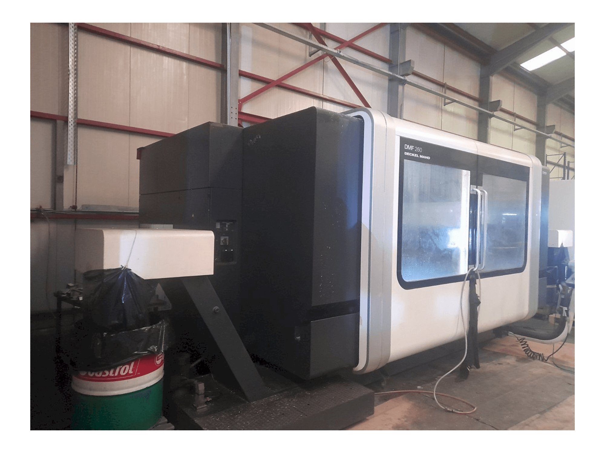 Vista lateral izquierda de la máquina DECKEL MAHO DMF 260