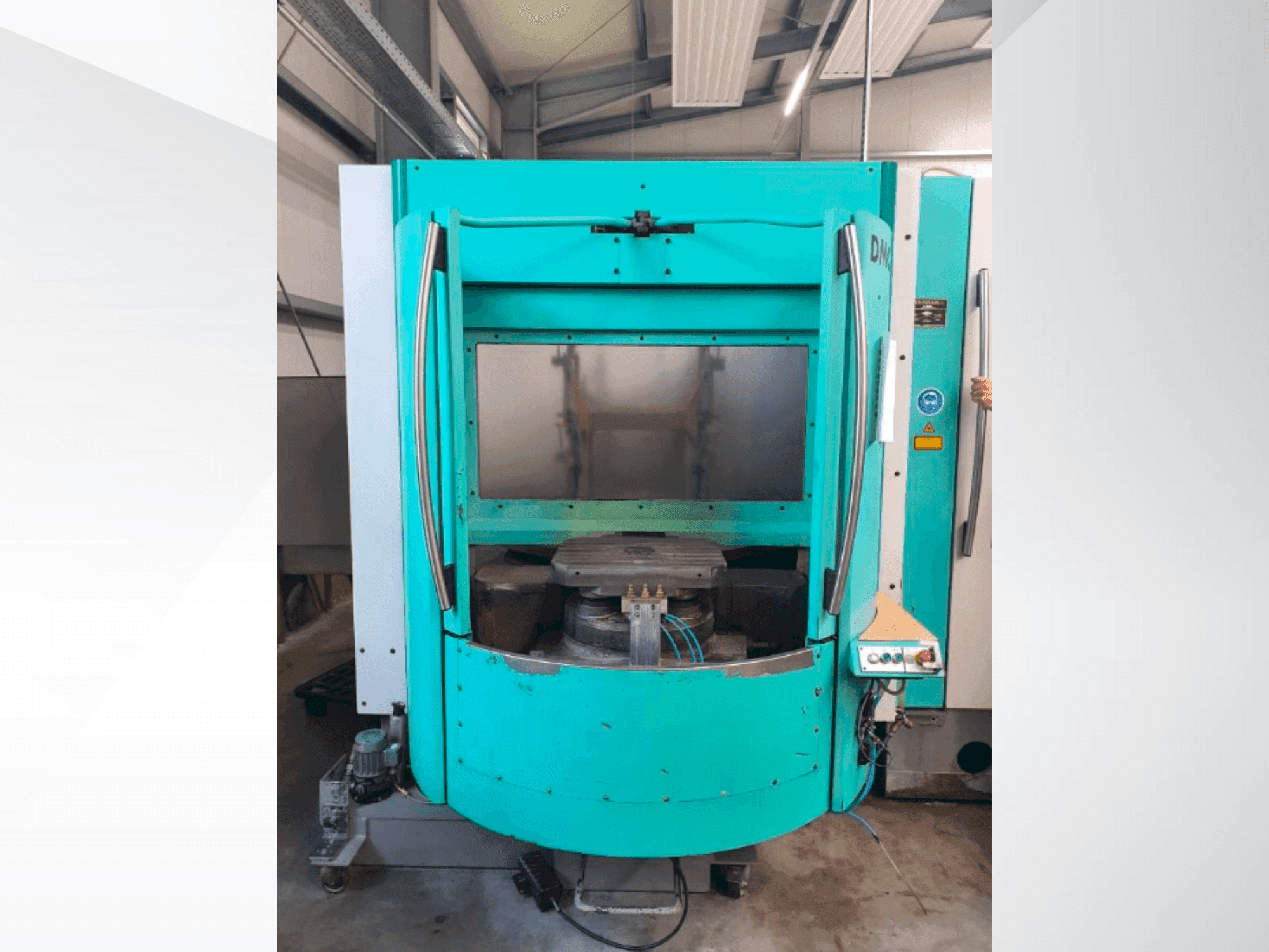 Vista frontal de la máquina DECKEL MAHO DMC 60H hi-dyn