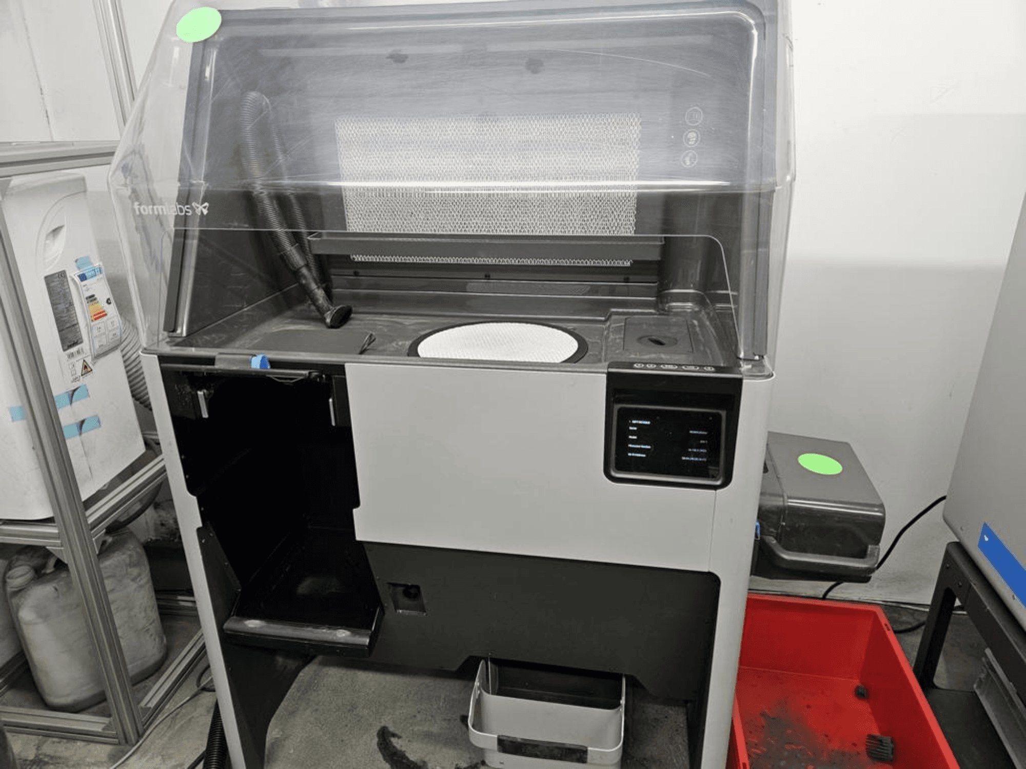 Impresora 3D de plástico FORMLABS Fuse 1 + 30 W, vista frontal en la que se aprecian los controles de la pantalla táctil y la bandeja extraíble.