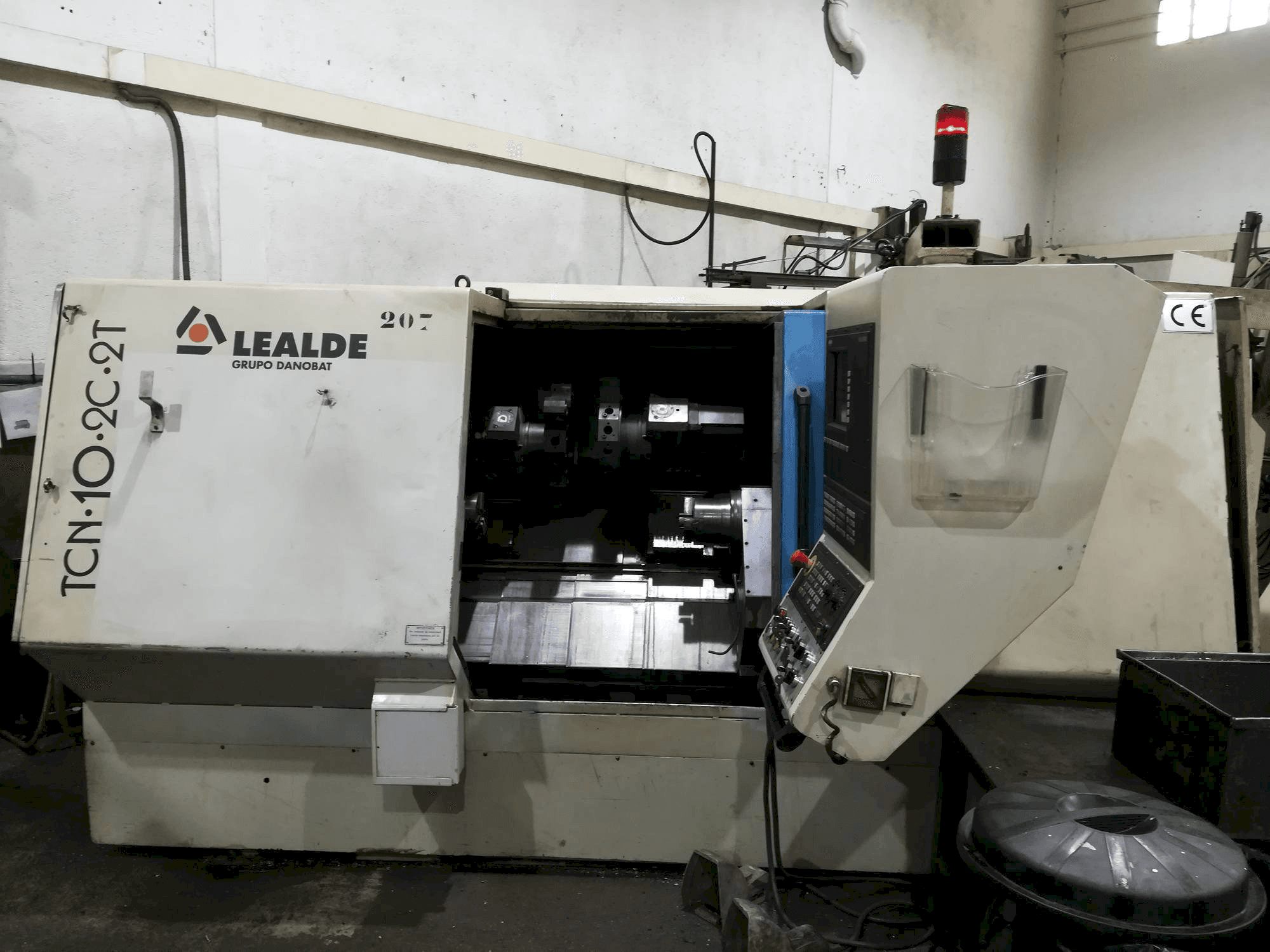 Vista frontal de la máquina Lealde TCN 10 2C 2T
