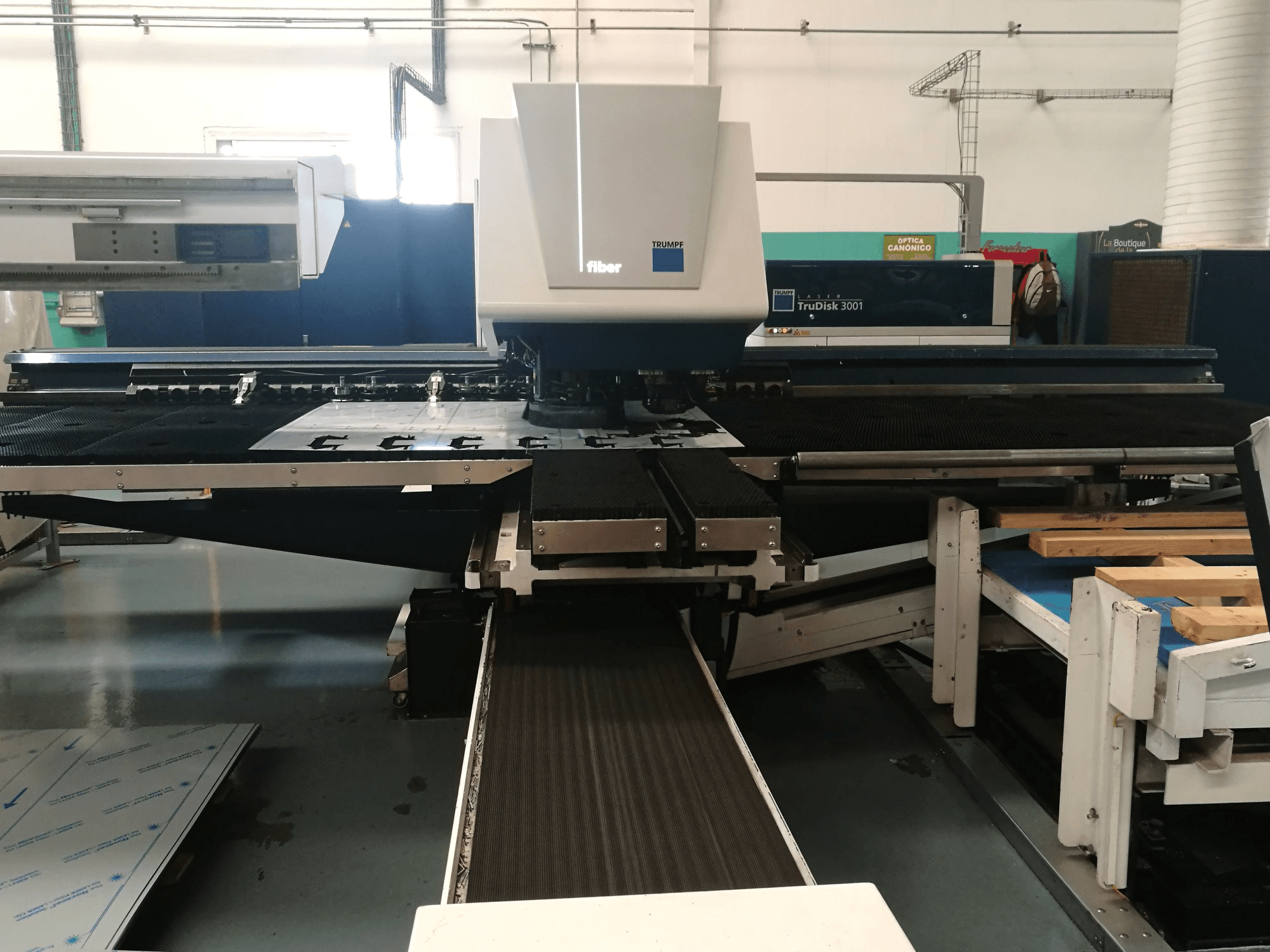 Vista frontal de la máquina Trumpf TruMatic 3000 fiber (K04)