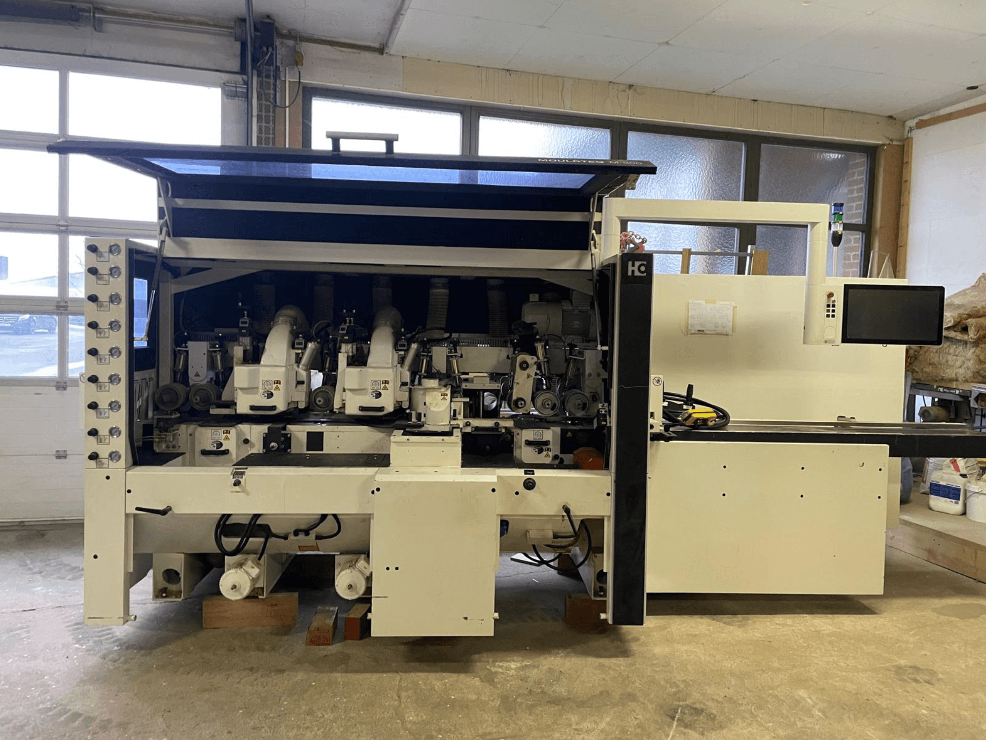 Máquina CNC Häwa, vista frontal, dispone de múltiples husillos, panel de control y mangueras de extracción de polvo, adecuada para el procesamiento de madera.
