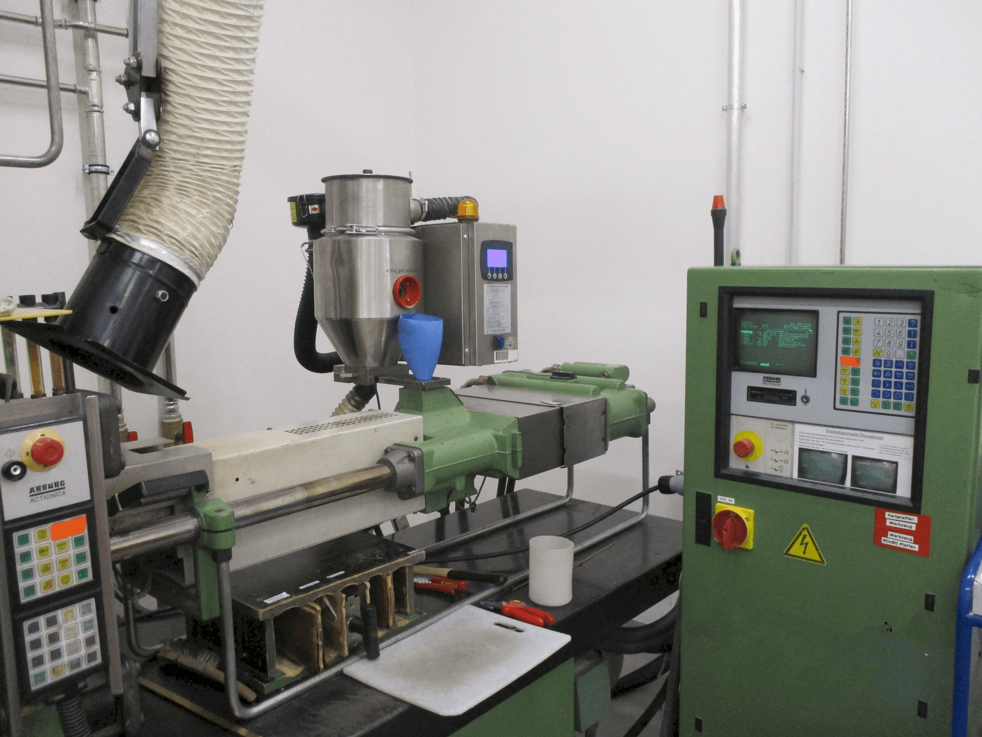 Vista frontal de la máquina Arburg Allrounder 320 M 750 - 90/90 2K