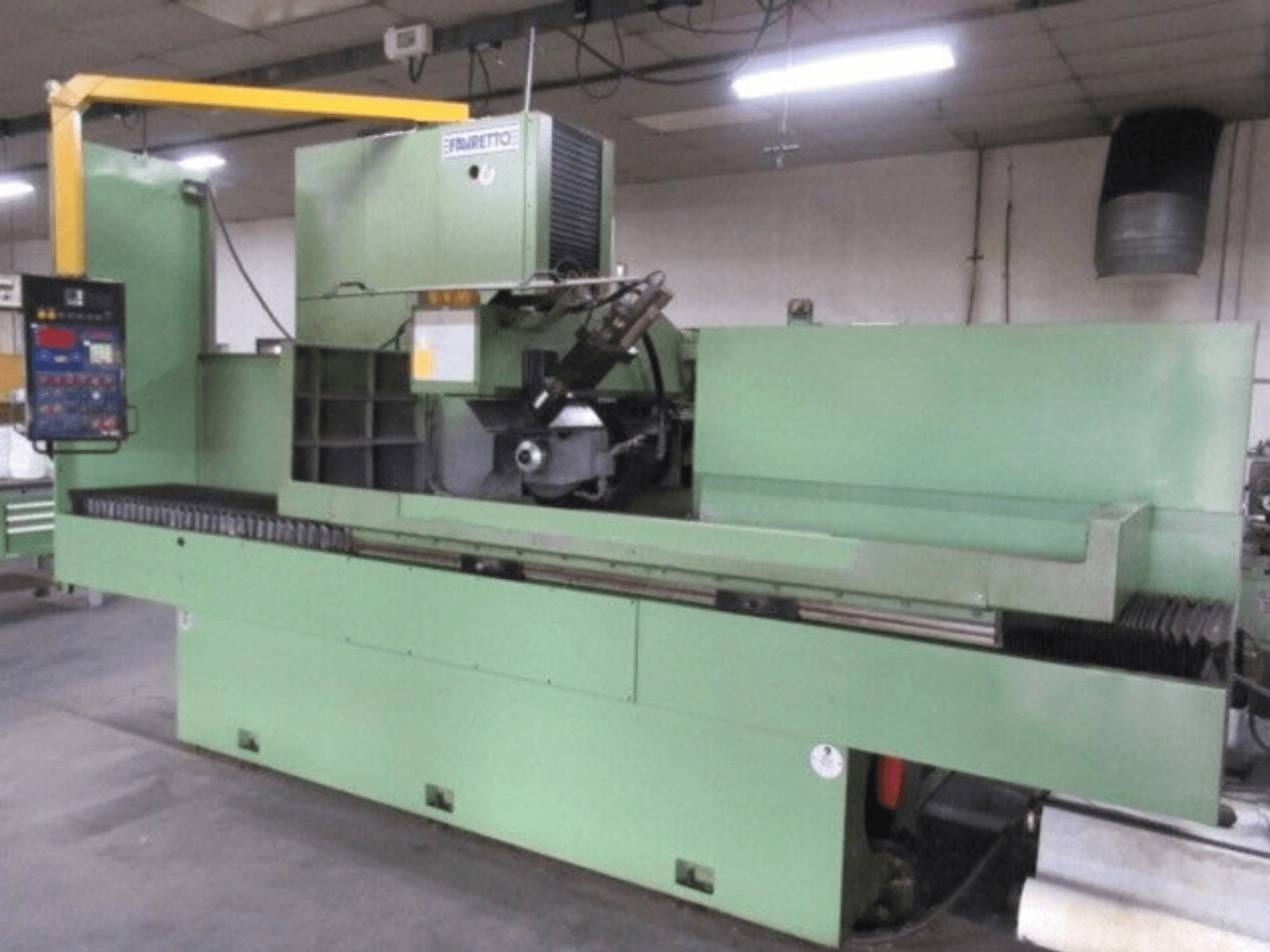 Fresadora industrial verde de Brandt, vista lateral, con panel de control digital y cuchilla giratoria para cortes de precisión.