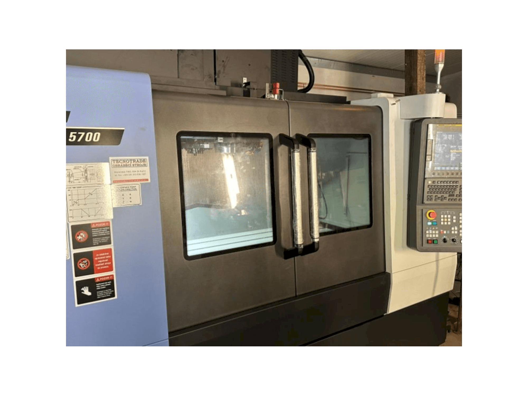 Vista frontal de la máquina DOOSAN DNM 5700