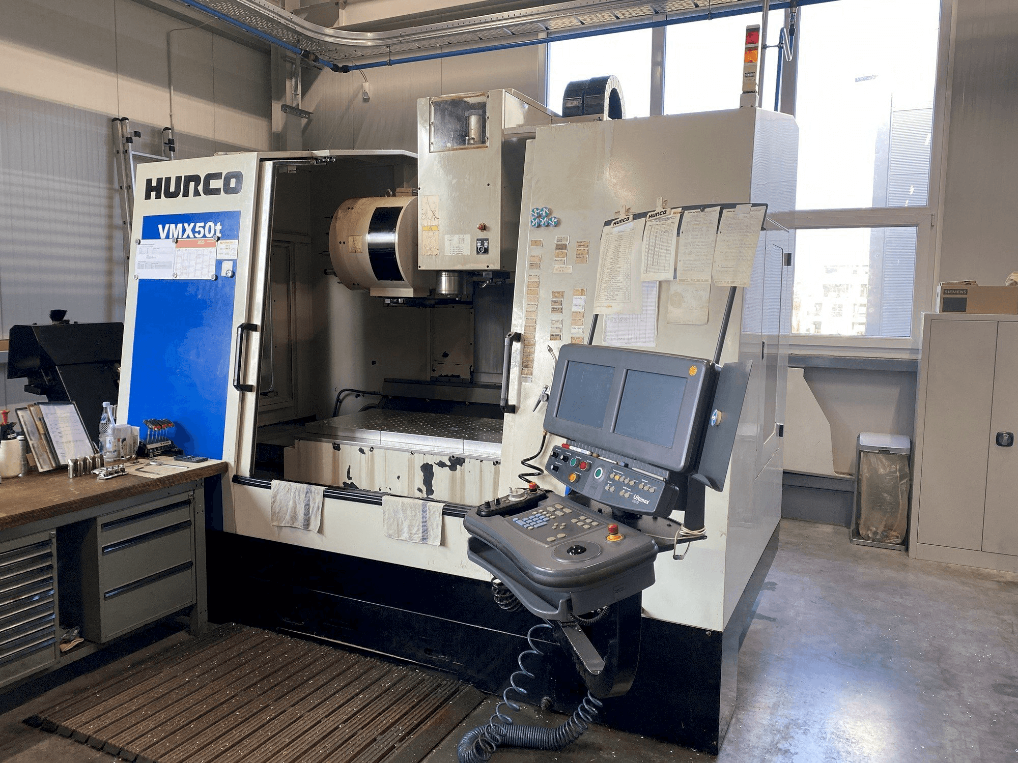 Vista frontal de la máquina Hurco VMX 50/40T