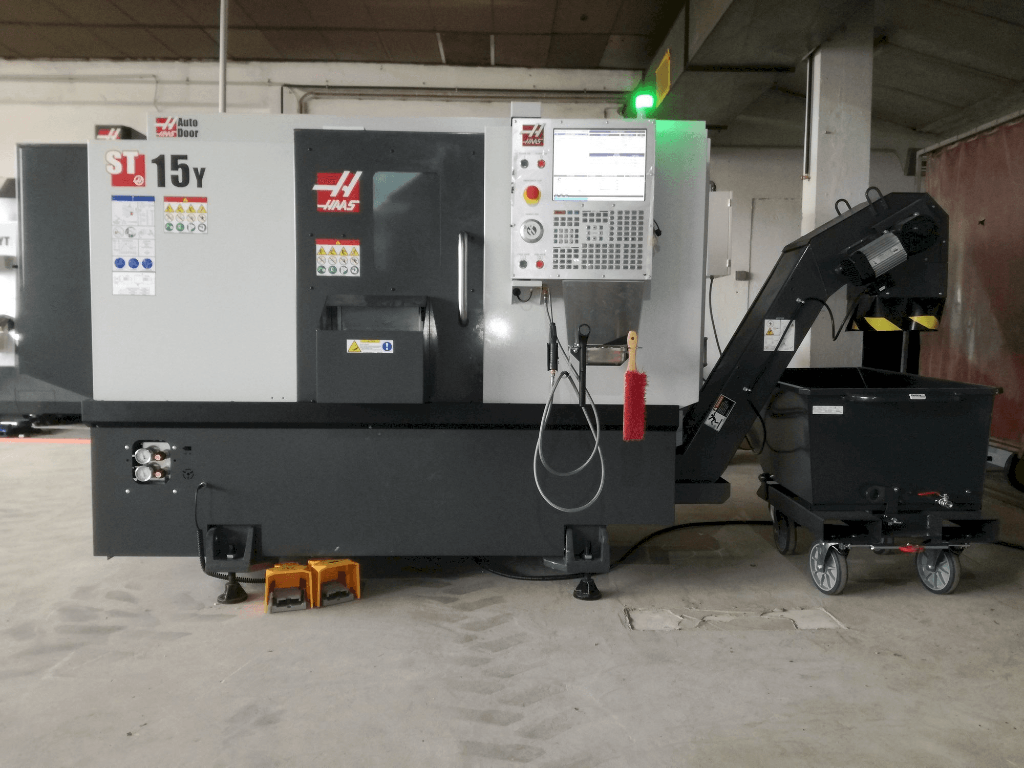 Vista frontal de la máquina HAAS ST 15y