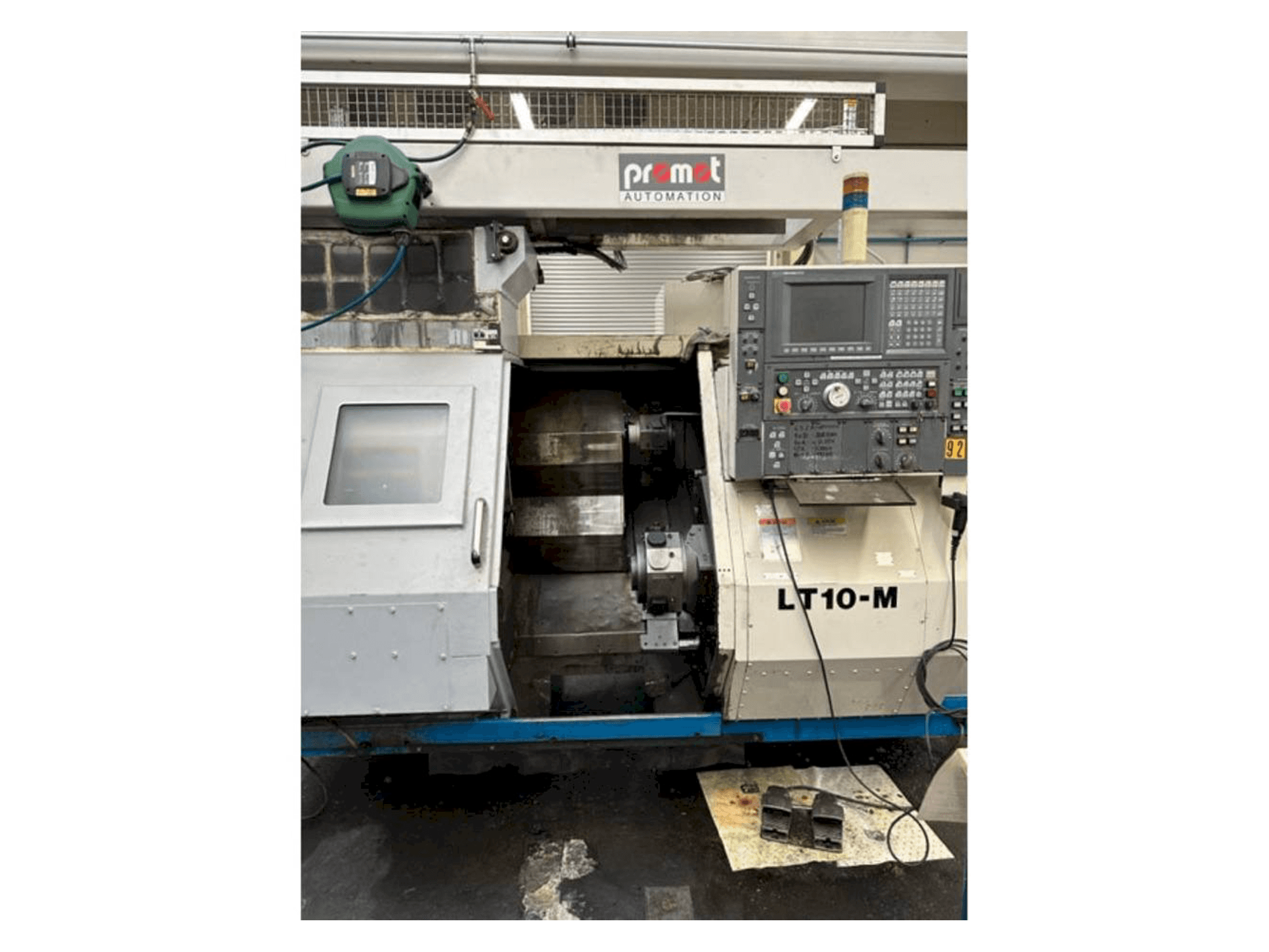 Vista frontal de la máquina Okuma LT10